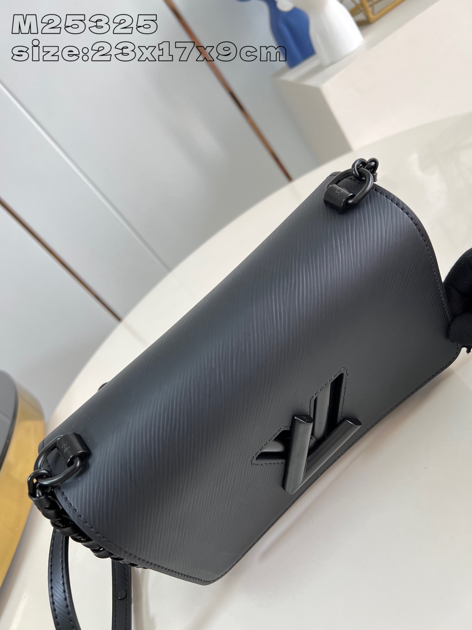 M25325 Black Aqua Vader Esta bolsa Twist MM de cor sólida é confeccionada em couro Epi com a assinatura da marca em um acabamento fosco, adornada com um fecho de torção LV e uma corrente trançada no mesmo esquema de coresInteriormente, há um espelho destacável e um compartimento com zíper para guardar moedas ou chavesTransversal ou drapeada sobre o ombro23 x 17 x 9,5 cm (C x A x L)- Bolsas de alta qualidade