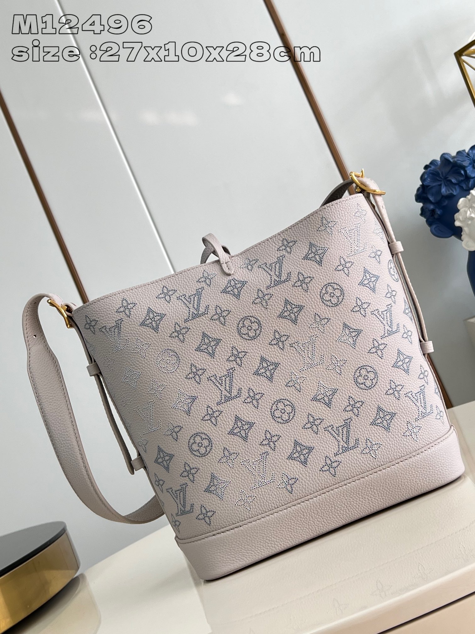 M12496 Serigrafía rosa y púrpura Este bolso Flore de la colección Flight Mode presenta un nuevo diseño degradado que se hace eco de los estampados de la colección prêt-à-porter Degradé. Los clásicos recortes en la piel proporcionan un nítido motivo Monogram perforado que complementa la elegante paleta de colores del forro, y el deslumbrante trabajo en metal añade un toque de glamour. Bandolera ajustable para un transporte versátil 27 x 10 x 28 cm (alto x ancho x fondo) de longitud)