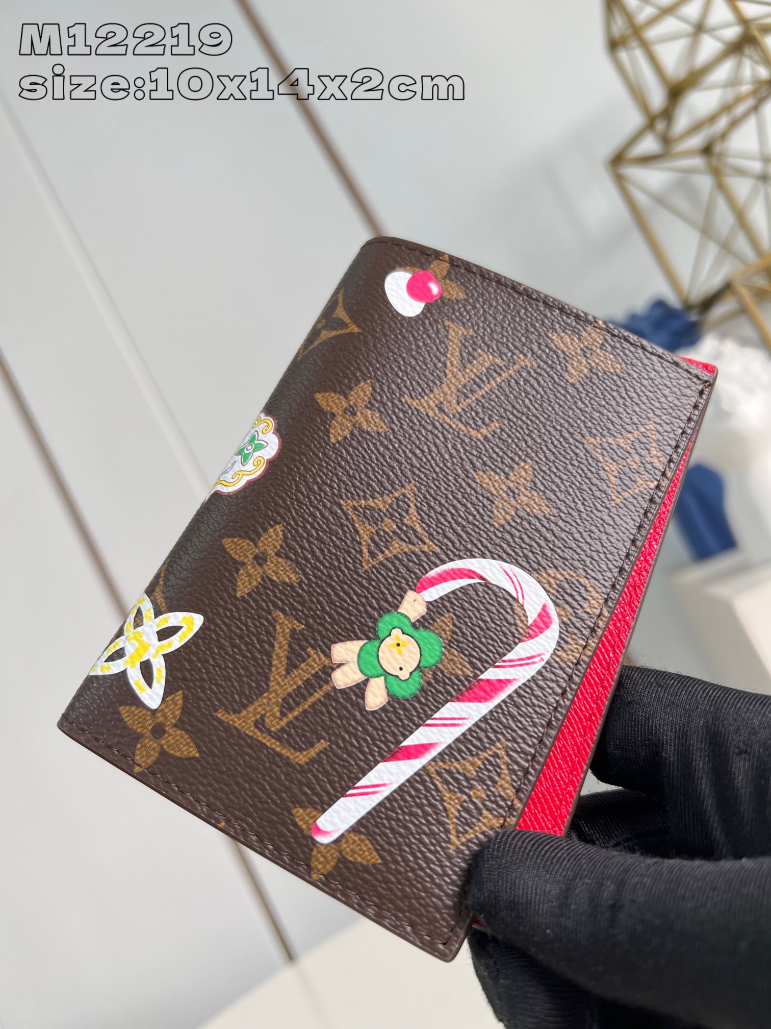 M12219 This passport cover from the Candy Factory collection features the brand's iconic mascot, Vivienne, in the iconic Monogram canvas, surrounded by festive illustrations of the classic character, including candy canes and Christmas cookies. Keeps your travel essentials organized10 x 14 x 2.5 cm (L x H x W)