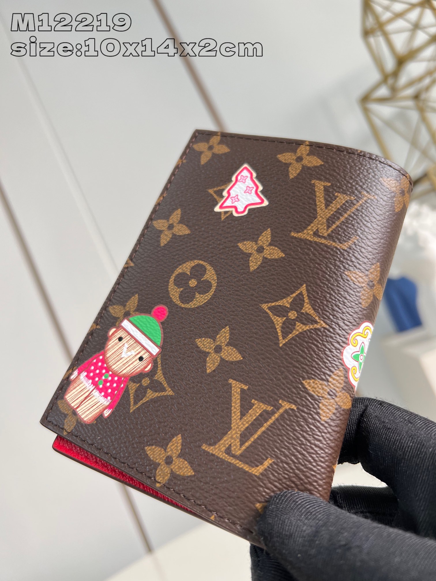 M12219 This passport cover from the Candy Factory collection features the brand's iconic mascot, Vivienne, in the iconic Monogram canvas, surrounded by festive illustrations of the classic character, including candy canes and Christmas cookies. Keeps your travel essentials organized10 x 14 x 2.5 cm (L x H x W)