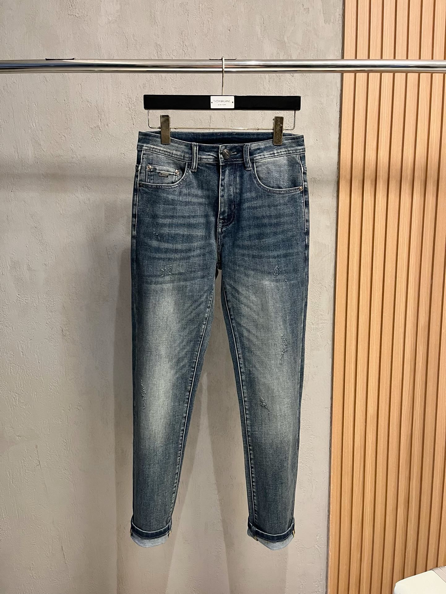 P500 VER Versace 2024ss otoño e invierno nueva tendencia de la moda sesgo pequeños pantalones vaqueros de la pierna de encargo conjunto completo de hardware nuevo proceso de diseño de marca fina mano de obra detalles perfectos alta versión del yardaje: 29-38 (no 35.37)-alta fábrica de imitación