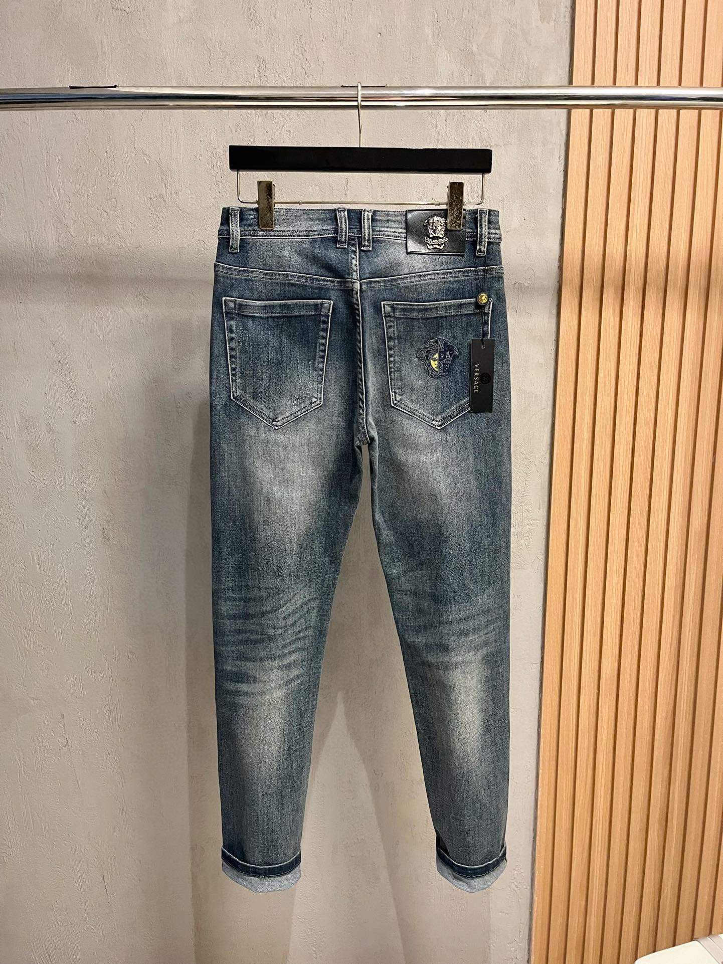 P500 VER Versace 2024ss otoño e invierno nueva tendencia de la moda sesgo pequeños pantalones vaqueros de la pierna de encargo conjunto completo de hardware nuevo proceso de diseño de marca fina mano de obra detalles perfectos alta versión del yardaje: 29-38 (no 35.37)-alta fábrica de imitación