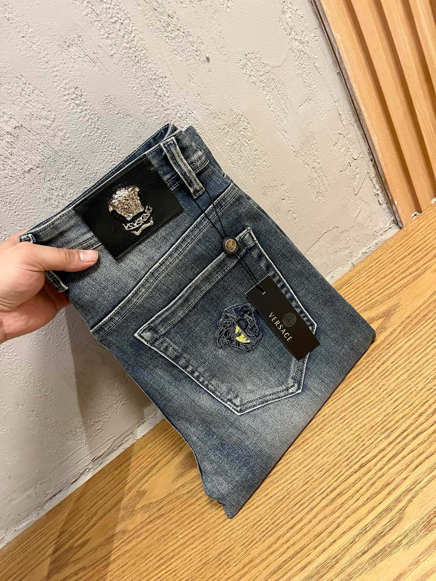 P500 VER Versace 2024ss otoño e invierno nueva tendencia de la moda sesgo pequeños pantalones vaqueros de la pierna de encargo conjunto completo de hardware nuevo proceso de diseño de marca fina mano de obra detalles perfectos alta versión del yardaje: 29-38 (no 35.37)-alta fábrica de imitación