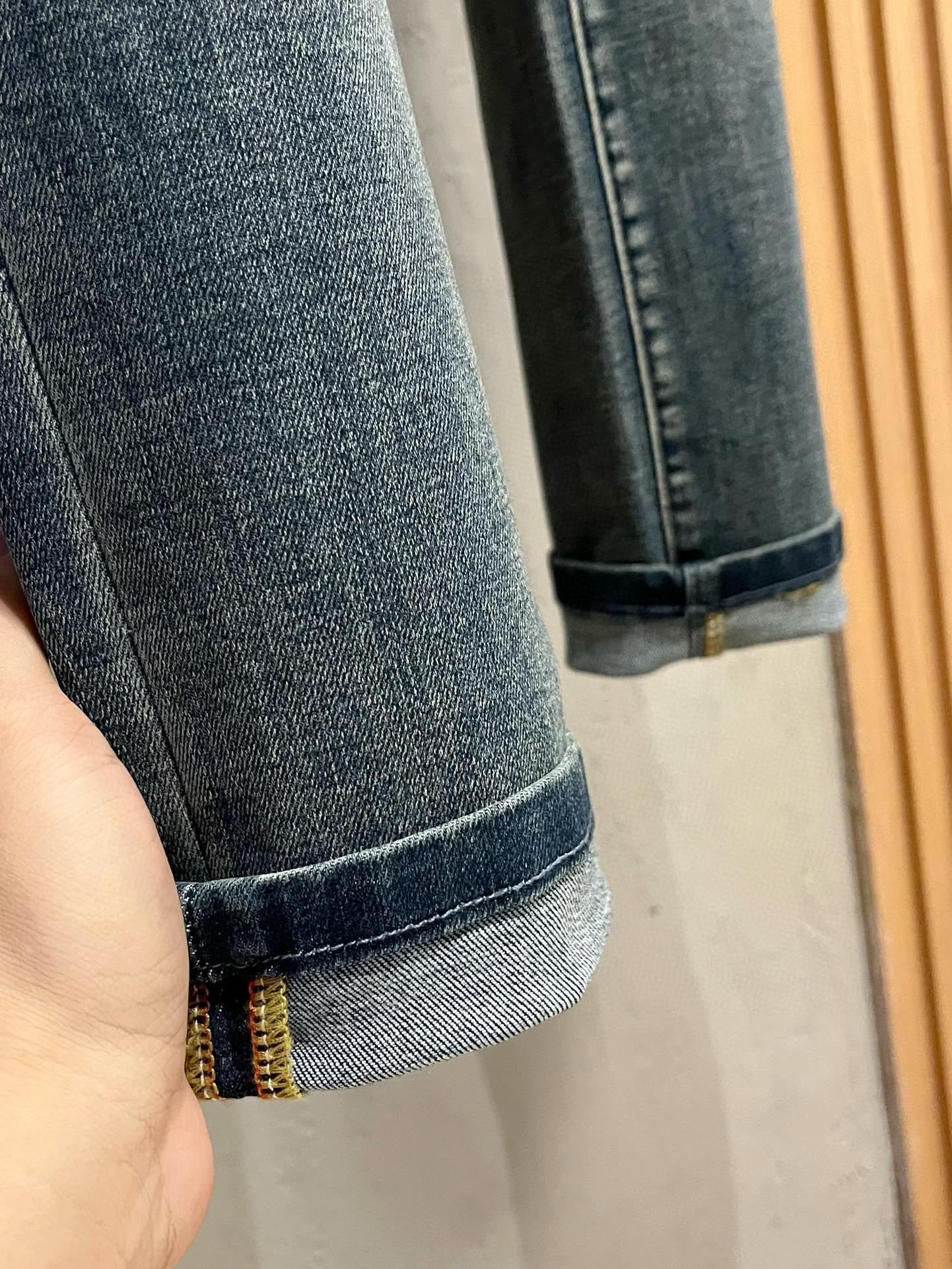 P500 VER Versace 2024ss otoño e invierno nueva tendencia de la moda sesgo pequeños pantalones vaqueros de la pierna de encargo conjunto completo de hardware nuevo proceso de diseño de marca fina mano de obra detalles perfectos alta versión del yardaje: 29-38 (no 35.37)-alta fábrica de imitación