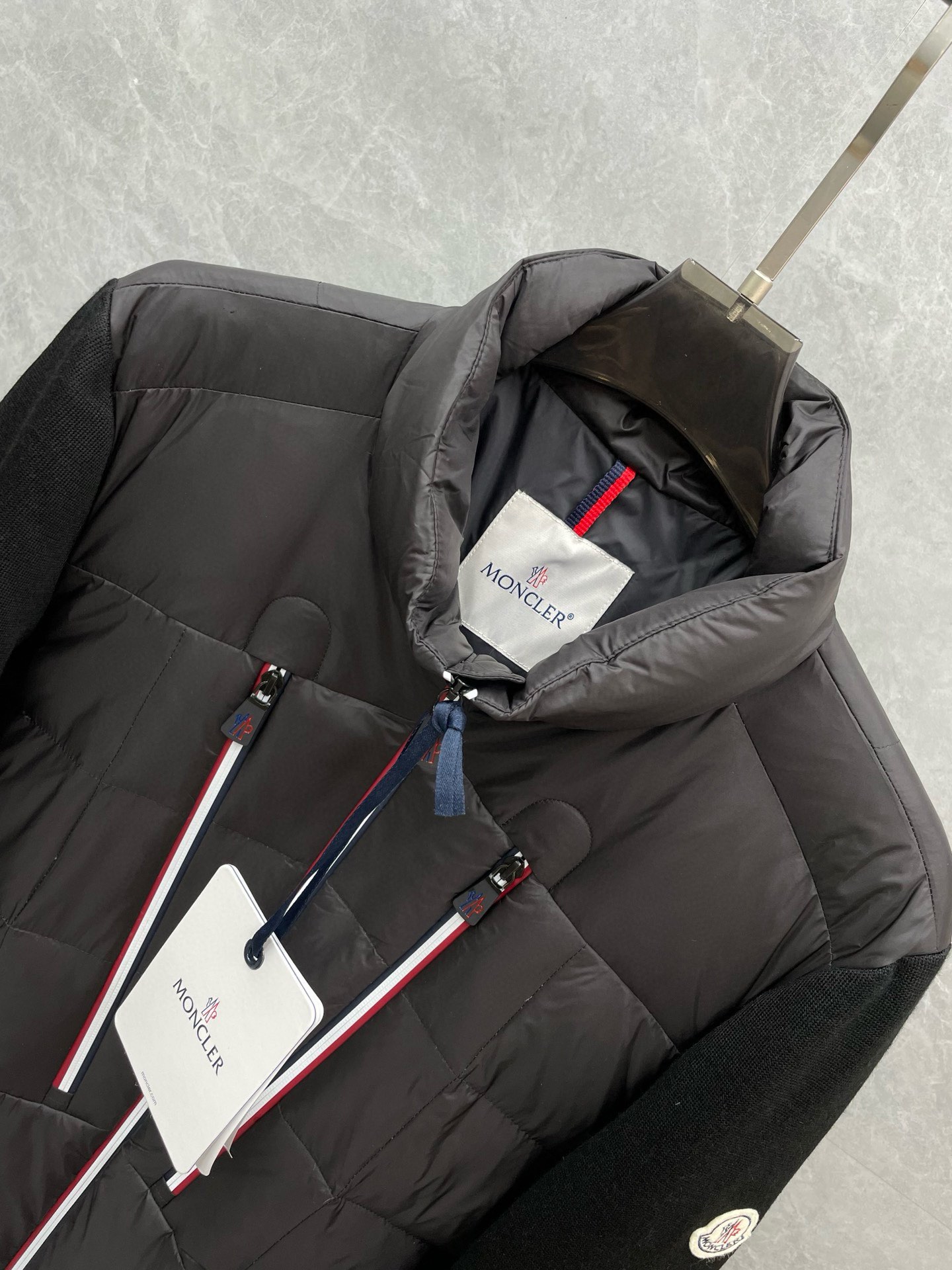 P1080 Moncler Moncler Haut de gamme recommandé bovins 2024 Automne/Hiver Pure 90 Down Jacket Hommes Patchwork Manches en laine ! Noble pedigree, sensation duveteuse, arme froide, prêt-à-porter haut de gamme, l'ensemble du vêtement utilisant la conception artisanale lourde à la main, la partie intérieure du squelette comme support sont tous sur les bandes de revêtement imperméable à la main en forme d'imperméable extérieur comme le ton des éléments de conception de la mode n'est pas à la fonctionnalité orientée vers les modèles de vêtements de haute rue remplis de sélection importée de haute qualité de 90 duvet de canard blanc + 10 plumes, poids élevé en grammes, épais, chaleur rapide et effet de chaleur polythermique est très bon pour rassembler l'artisanat traditionnel de Zegna. L'artisanat traditionnel de Zegna Symbol pièce et donne la nouvelle saison de la vitalité de la mode et de la valeur esthétique de la mode aussi Zhuang et harmonieux style élite urbaine hommes préférés Taille : M-3XL178 140 livres porter L Slim maximum peut porter 190 livres-High replica bags.