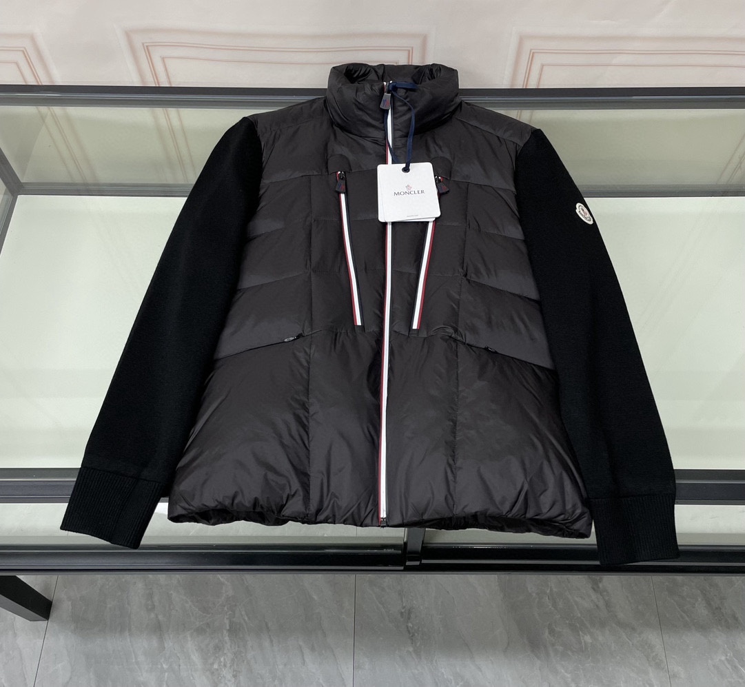 P1080 Moncler Moncler High-end recommended cattle 2024 fall and winter models of men's pure 90 down jacket spliced wool sleeves! Noble lineage, fluffy sense of full, cold weather weapon High-end top tier ready-to-wear The entire garment is designed using hand-heavy craftsmanship, the inner part of the skeleton as a support are all over the hand-pressing adhesive strips of waterproof coating in the shape of outdoor punching jacket as the tone of the design elements of fashion is not dominated by functionality of the high-street practical wear models filler for imported high-grade selection of 90 white duck down + 10 feathers high weight, thick, fast heat and polythermal warmth excellent effect gathering Zegna's traditional craftsmanship Symbol piece and gives the new season of fashion vitality and fashion aesthetic value also Zhuangyixiang style urban elite men preferred Size: M-3XL178 140 pounds wear L Slim maximum wearable 190 pounds - high quality replica handbags