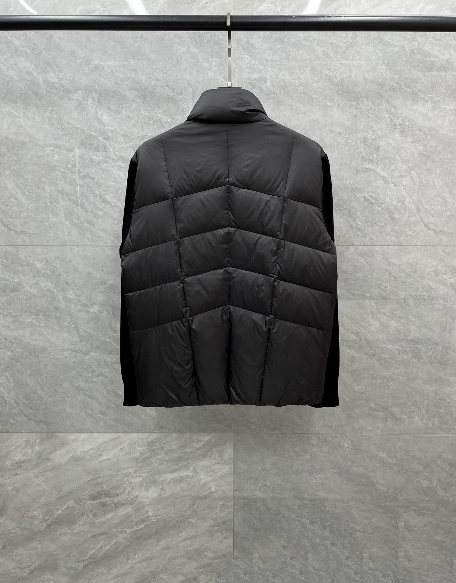 P1080 Moncler Moncler Haut de gamme recommandé bovins 2024 Automne/Hiver Pure 90 Down Jacket Hommes Patchwork Manches en laine ! Noble pedigree, sensation duveteuse, arme froide, prêt-à-porter haut de gamme, l'ensemble du vêtement utilisant la conception artisanale lourde à la main, la partie intérieure du squelette comme support sont tous sur les bandes de revêtement imperméable à la main en forme d'imperméable extérieur comme le ton des éléments de conception de la mode n'est pas à la fonctionnalité orientée vers les modèles de vêtements de haute rue remplis de sélection importée de haute qualité de 90 duvet de canard blanc + 10 plumes, poids élevé en grammes, épais, chaleur rapide et effet de chaleur polythermique est très bon pour rassembler l'artisanat traditionnel de Zegna. L'artisanat traditionnel de Zegna Symbol pièce et donne la nouvelle saison de la vitalité de la mode et de la valeur esthétique de la mode aussi Zhuang et harmonieux style élite urbaine hommes préférés Taille : M-3XL178 140 livres porter L Slim maximum peut porter 190 livres-High replica bags.