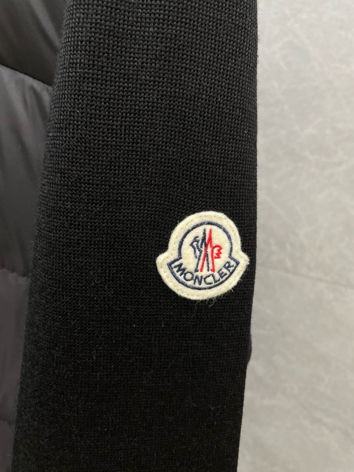 P1080 Moncler Moncler Haut de gamme recommandé bovins 2024 Automne/Hiver Pure 90 Down Jacket Hommes Patchwork Manches en laine ! Noble pedigree, sensation duveteuse, arme froide, prêt-à-porter haut de gamme, l'ensemble du vêtement utilisant la conception artisanale lourde à la main, la partie intérieure du squelette comme support sont tous sur les bandes de revêtement imperméable à la main en forme d'imperméable extérieur comme le ton des éléments de conception de la mode n'est pas à la fonctionnalité orientée vers les modèles de vêtements de haute rue remplis de sélection importée de haute qualité de 90 duvet de canard blanc + 10 plumes, poids élevé en grammes, épais, chaleur rapide et effet de chaleur polythermique est très bon pour rassembler l'artisanat traditionnel de Zegna. L'artisanat traditionnel de Zegna Symbol pièce et donne la nouvelle saison de la vitalité de la mode et de la valeur esthétique de la mode aussi Zhuang et harmonieux style élite urbaine hommes préférés Taille : M-3XL178 140 livres porter L Slim maximum peut porter 190 livres-High replica bags.