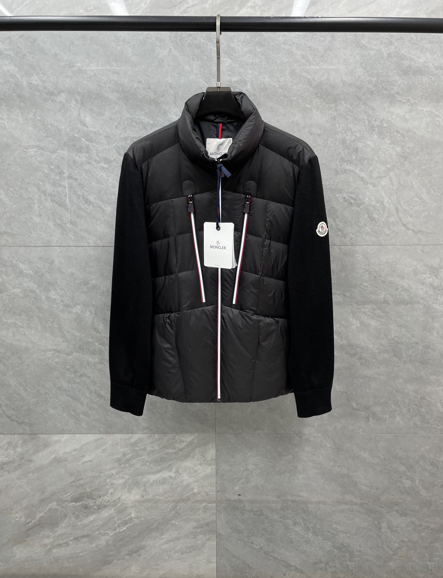 P1080 Moncler Moncler High-end recommended cattle 2024 fall and winter models of men's pure 90 down jacket spliced wool sleeves! Noble lineage, fluffy sense of full, cold weather weapon High-end top tier ready-to-wear The entire garment is designed using hand-heavy craftsmanship, the inner part of the skeleton as a support are all over the hand-pressing adhesive strips of waterproof coating in the shape of outdoor punching jacket as the tone of the design elements of fashion is not dominated by functionality of the high-street practical wear models filler for imported high-grade selection of 90 white duck down + 10 feathers high weight, thick, fast heat and polythermal warmth excellent effect gathering Zegna's traditional craftsmanship Symbol piece and gives the new season of fashion vitality and fashion aesthetic value also Zhuangyixiang style urban elite men preferred Size: M-3XL178 140 pounds wear L Slim maximum wearable 190 pounds - high quality replica handbags