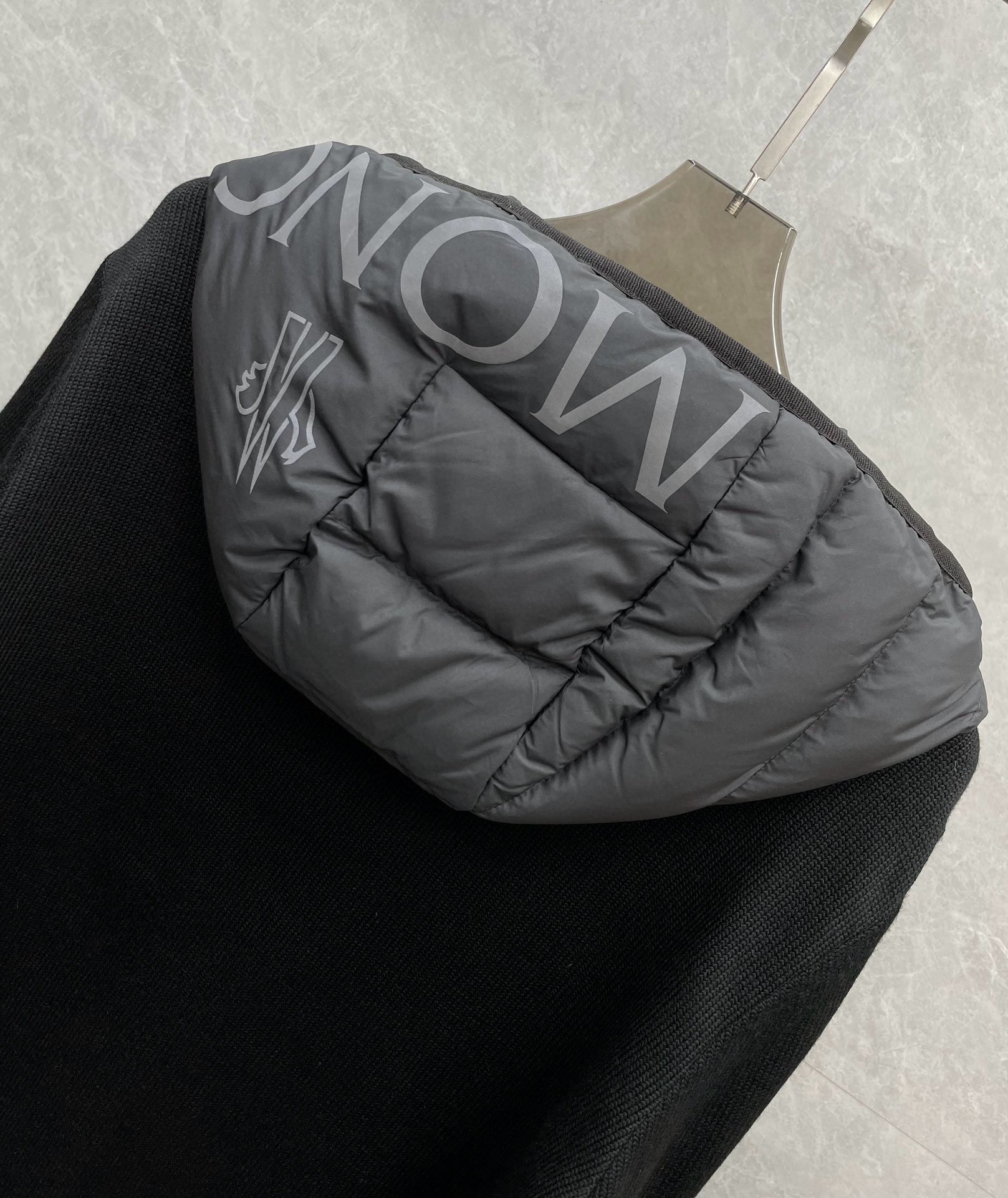 ¡P1080 Moncler Moncler de gama alta recomendada ganado 2024 Otoño / Invierno de los hombres pura 90 Chaqueta de Down Patchwork mangas de lana! Noble pedigrí, sensación esponjosa, arma fría, de gama alta de primer nivel de ropa lista para usar, toda la pieza de ropa usando el diseño de artesanía pesada mano, la parte interior del esqueleto como un apoyo son todas las tiras en relieve a mano de revestimiento impermeable en forma de impermeable al aire libre como el tono de los elementos de diseño de la moda no es a la funcionalidad orientada a los modelos de desgaste de alta calle llena de selección importados de alto grado de 90 pato blanco hacia abajo + 10 plumas, de alto peso en gramos, de espesor, el calor rápido y efecto calor politérmico es muy bueno para recoger la artesanía tradicional de Zegna. Zegna artesanía tradicional pieza Símbolo y da la nueva temporada de la vitalidad de la moda y el valor estético de la moda también Zhuangyixia estilo de élite urbana de los hombres preferidos Tamaño: M-3XL178 140 libras desgaste L Slim máxima usable 190 libras