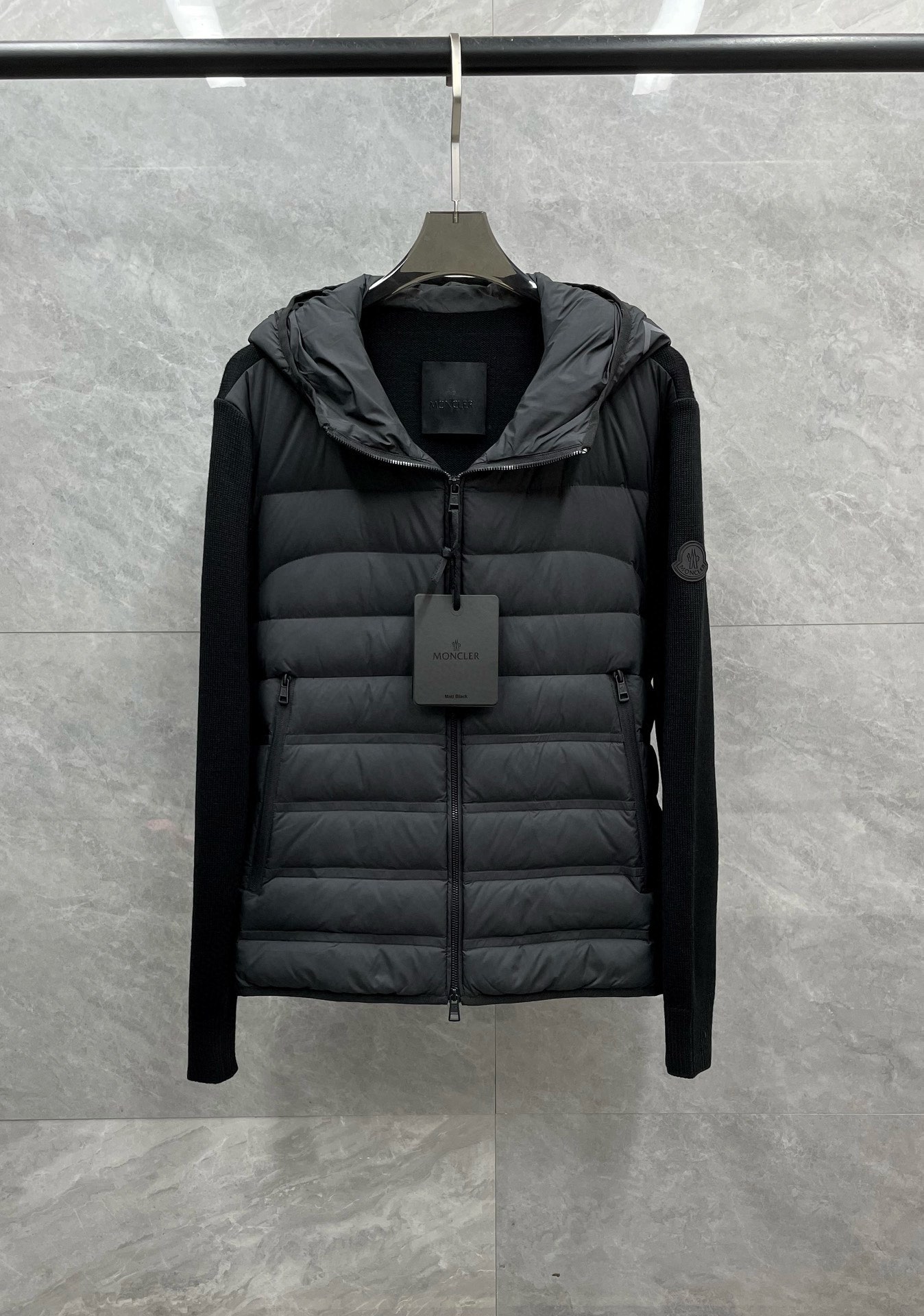 P1080 Moncler Moncler High-end recommended cattle 2024 fall and winter models of men's pure 90 down jacket spliced wool sleeves! Noble lineage, fluffy sense of full, cold weather weapon High-end top tier ready-to-wear The entire garment is designed using hand-heavy craftsmanship, the inner part of the skeleton as a support are all over the hand-pressing adhesive strips of waterproof coating in the shape of outdoor punching jacket as the tone of the design elements of fashion is not dominated by functionality of the high-street practical wear models filler for imported high-grade selection of 90 white duck down + 10 feathers high weight, thick, fast heat and polythermal warmth excellent effect gathering Zegna's traditional craftsmanship Symbol piece and gives the new season of fashion vitality and fashion aesthetic value also Zhuangyixiang style urban elite men preferred Size: M-3XL178 140 pounds wear L Slim maximum wearable 190 pounds - high quality replica handbags