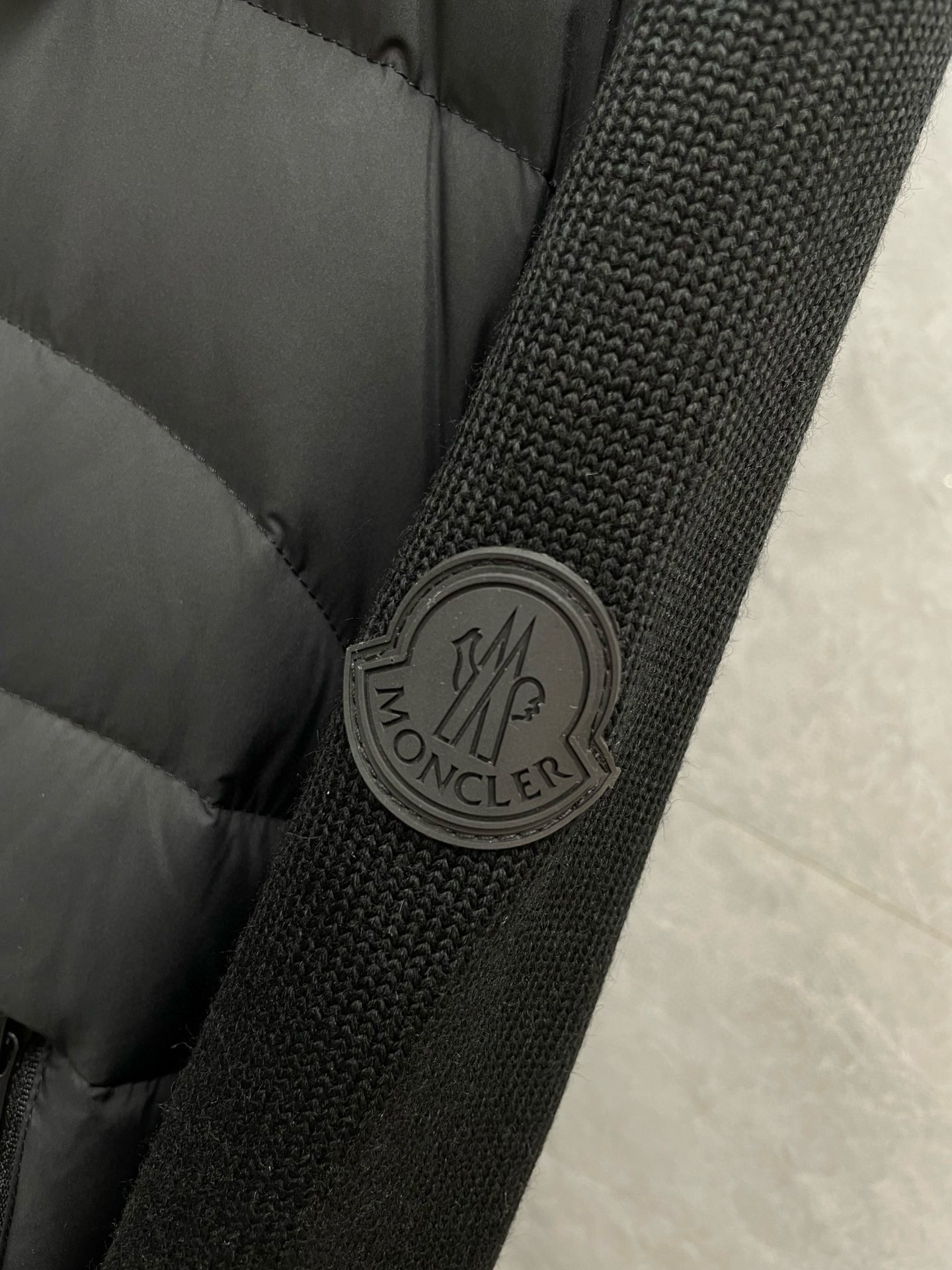 P1080 Moncler Moncler High-end recommended cattle 2024 fall and winter models of men's pure 90 down jacket spliced wool sleeves! Noble lineage, fluffy sense of full, cold weather weapon High-end top tier ready-to-wear The entire garment is designed using hand-heavy craftsmanship, the inner part of the skeleton as a support are all over the hand-pressing adhesive strips of waterproof coating in the shape of outdoor punching jacket as the tone of the design elements of fashion is not dominated by functionality of the high-street practical wear models filler for imported high-grade selection of 90 white duck down + 10 feathers high weight, thick, fast heat and polythermal warmth excellent effect gathering Zegna's traditional craftsmanship Symbol piece and gives the new season of fashion vitality and fashion aesthetic value also Zhuangyixiang style urban elite men preferred Size: M-3XL178 140 pounds wear L Slim maximum wearable 190 pounds - high quality replica handbags