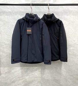 P1420 Moncler Moncler gado recomendado de alta qualidade 2024 outono / inverno Jaqueta masculina Pure 90 Down! Linhagem nobre, cheia de sensação fofa, arma fria, roupas prontas para vestir de alto nível, toda a peça é projetada usando artesanato pesado à mão, a parte interna do esqueleto como suporte é coberta com tiras em relevo à mão de revestimento impermeável na forma de silhueta de capa de chuva ao ar livre como o tom da integração dos elementos de design da moda não é orientado para a funcionalidade modelos práticos de rua cheios de seleção importada de alto grau de 90 penas de pato branco + 10 penas, alto peso, calor espesso, rápido e calor politérmico, o efeito de coleta muito bom! O artesanato tradicional da Zegna, peça-símbolo, confere à nova estação vitalidade e valor estético à moda, bem como ao estilo harmonioso de Zhuang e à elite urbana preferida dos homens Tamanho: M-3XL178 140 libras desgaste L Slim máximo 190 libras