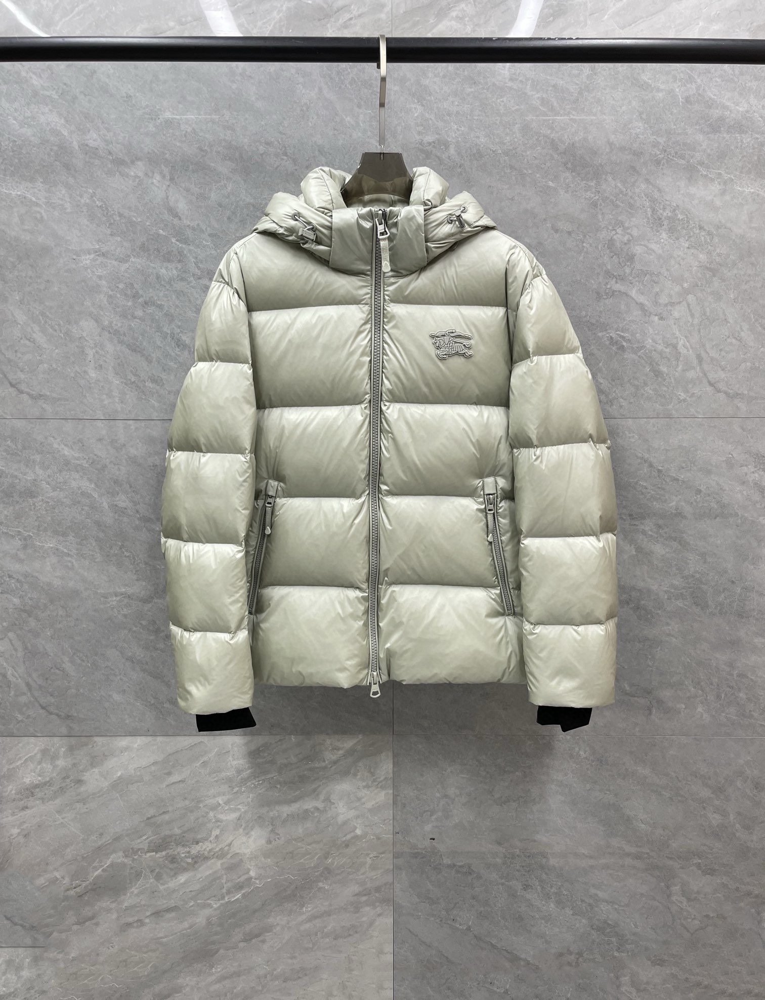 P1420 Moncler Moncler gado recomendado de alta qualidade 2024 outono / inverno Jaqueta masculina Pure 90 Down! Linhagem nobre, cheia de sensação fofa, arma fria, roupas prontas para vestir de alto nível, toda a peça é projetada usando artesanato pesado à mão, a parte interna do esqueleto como suporte é coberta com tiras em relevo à mão de revestimento impermeável na forma de silhueta de capa de chuva ao ar livre como o tom da integração dos elementos de design da moda não é orientado para a funcionalidade modelos práticos de rua cheios de seleção importada de alto grau de 90 penas de pato branco + 10 penas, alto peso, calor espesso, rápido e calor politérmico, o efeito de coleta muito bom! O artesanato tradicional da Zegna, peça-símbolo, confere à nova estação vitalidade e valor estético à moda, bem como ao estilo harmonioso de Zhuang e à elite urbana preferida dos homens Tamanho: M-3XL178 140 libras desgaste L Slim máximo 190 libras