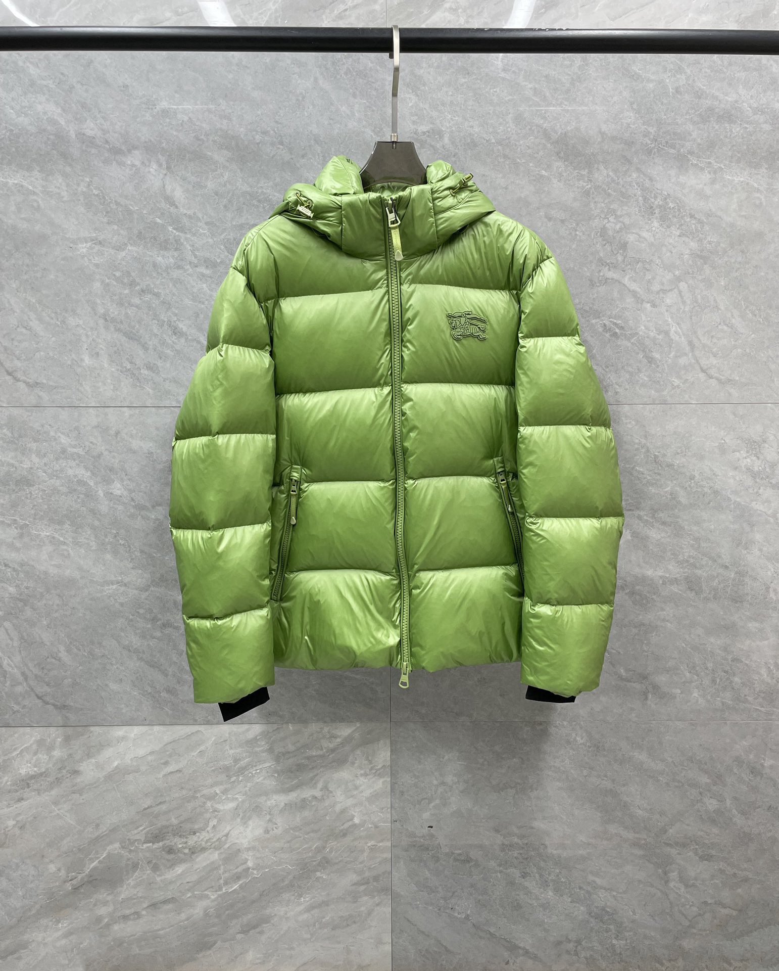 P1420 Moncler Moncler gado recomendado de alta qualidade 2024 outono / inverno Jaqueta masculina Pure 90 Down! Linhagem nobre, cheia de sensação fofa, arma fria, roupas prontas para vestir de alto nível, toda a peça é projetada usando artesanato pesado à mão, a parte interna do esqueleto como suporte é coberta com tiras em relevo à mão de revestimento impermeável na forma de silhueta de capa de chuva ao ar livre como o tom da integração dos elementos de design da moda não é orientado para a funcionalidade modelos práticos de rua cheios de seleção importada de alto grau de 90 penas de pato branco + 10 penas, alto peso, calor espesso, rápido e calor politérmico, o efeito de coleta muito bom! O artesanato tradicional da Zegna, peça-símbolo, confere à nova estação vitalidade e valor estético à moda, bem como ao estilo harmonioso de Zhuang e à elite urbana preferida dos homens Tamanho: M-3XL178 140 libras desgaste L Slim máximo 190 libras