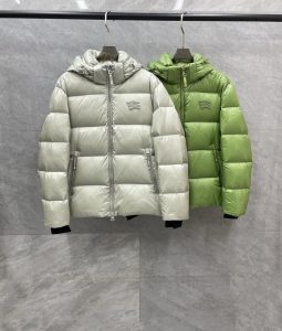 P1300 Burberry Burberry high-end recommended cattle 2024 fall and winter men's pure 90 down jacket! Noble lineage, fluffy feeling, cold weather, high-end top tier ready-to-wear clothing, the entire garment is designed using hand-heavy craftsmanship, the inner part of the skeleton as a support are covered with hand-pressing glue strips, waterproof coating, and the silhouette of the outdoor punching bag as the tone of the design elements of the fashion is not dominated by functionality of the high-street practical models filled with imported high-grade selection of 90 white duck down + 10 feathers, high weight, thick, quick heat and polythermal warmth, the effect of gathering the traditional craftsmanship of Zegna, the symbols of piece and give the new season of fashion and energy, but also harmonious, and the value of fashion. Zegna's traditional craftsmanship Symbol piece and gives the new season of fashion vitality and fashion aesthetic value also Zhuangyixiang style urban elite men preferred Size: M-3XL178 140 pounds wear L Slim maximum wearable 190 pounds - high quality replica handbags