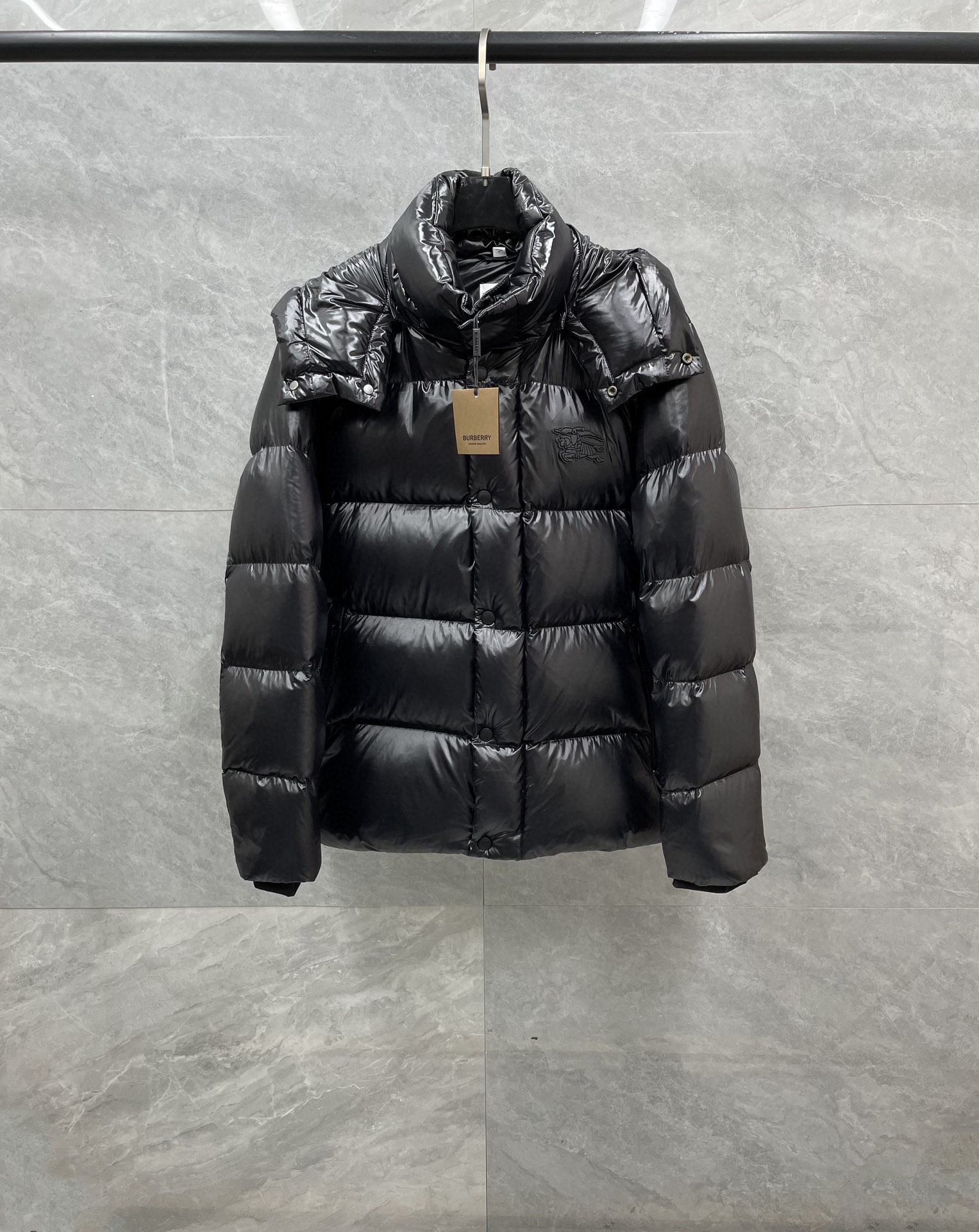 ¡P1360 Burberry High-end ganado recomendado 2024 otoño e invierno de los hombres pura 90 abajo chaqueta! Noble pedigrí, sensación esponjosa, el clima frío, de gama alta de primer nivel prêt-à-porter de ropa, toda la pieza de ropa utilizando el diseño de artesanía pesada mano, la parte interior del esqueleto como un apoyo son todas las tiras de pegamento prensado a mano, revestimiento impermeable, el contorno de la bolsa de perforación al aire libre como el tono de la integración de los elementos de diseño de la moda no es a la funcionalidad orientada a los modelos de desgaste de alta calle llenos de selección importada de alto grado de 90 pato blanco hacia abajo + 10 plumas, de alto peso, de espesor, el calor rápido y efecto calor politérmico es muy buena colección de artesanía tradicional de Zegna, símbolos de pieza y dar a la nueva temporada de la moda y la vitalidad, sino también armoniosa y el valor de la moda. Zegna artesanía tradicional Símbolo pieza y da la nueva temporada de la vitalidad de la moda y el valor estético de la moda también Zhuang y el estilo armonioso de los hombres de élite urbana preferido Tamaño: M-3XL178 140 libras desgaste L Slim máximo puede usar 190 libras-Alta réplica bolsas