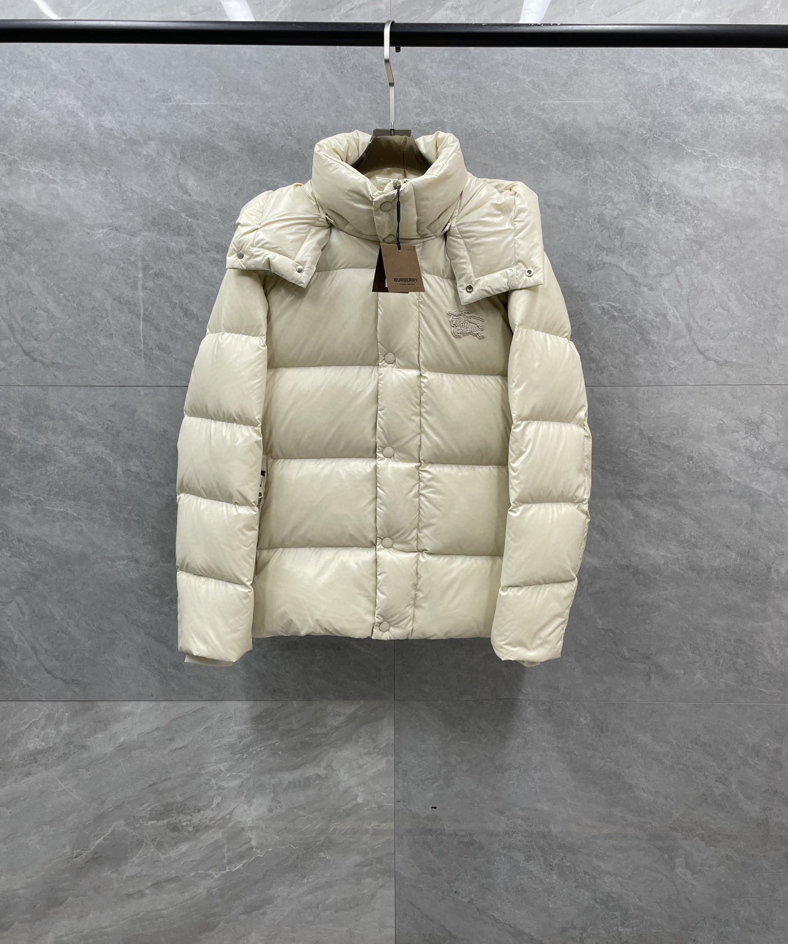 ¡P1360 Burberry High-end ganado recomendado 2024 otoño e invierno de los hombres pura 90 abajo chaqueta! Noble pedigrí, sensación esponjosa, el clima frío, de gama alta de primer nivel prêt-à-porter de ropa, toda la pieza de ropa utilizando el diseño de artesanía pesada mano, la parte interior del esqueleto como un apoyo son todas las tiras de pegamento prensado a mano, revestimiento impermeable, el contorno de la bolsa de perforación al aire libre como el tono de la integración de los elementos de diseño de la moda no es a la funcionalidad orientada a los modelos de desgaste de alta calle llenos de selección importada de alto grado de 90 pato blanco hacia abajo + 10 plumas, de alto peso, de espesor, el calor rápido y efecto calor politérmico es muy buena colección de artesanía tradicional de Zegna, símbolos de pieza y dar a la nueva temporada de la moda y la vitalidad, sino también armoniosa y el valor de la moda. Zegna artesanía tradicional Símbolo pieza y da la nueva temporada de la vitalidad de la moda y el valor estético de la moda también Zhuang y el estilo armonioso de los hombres de élite urbana preferido Tamaño: M-3XL178 140 libras desgaste L Slim máximo puede usar 190 libras-Alta réplica bolsas