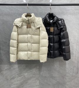 P1360 Burberry博柏利 牛货 2024秋冬款男士纯正90羽绒服！贵族血统 蓬松感十足 御寒神器 高端顶尖一线成衣整件衣服采  用手重工艺设计内里作为骨架支持的部位都遍布手工压胶条防水涂层以户外冲锋衣的廓形为基调融入了时装的设计元素不以功  能性为主导高街实穿款填充物为进口高级甄选90白鸭绒+10羽毛高克重厚实速热以及聚温保暖效果极好聚集了杰尼亚传统工艺 符号片 并赋予了新一季时尚活力和时装美学价值亦庄亦谐的风格都市精英男士首选尺码：M-3XL178 140斤穿L修身 最大可穿190斤-高仿包包