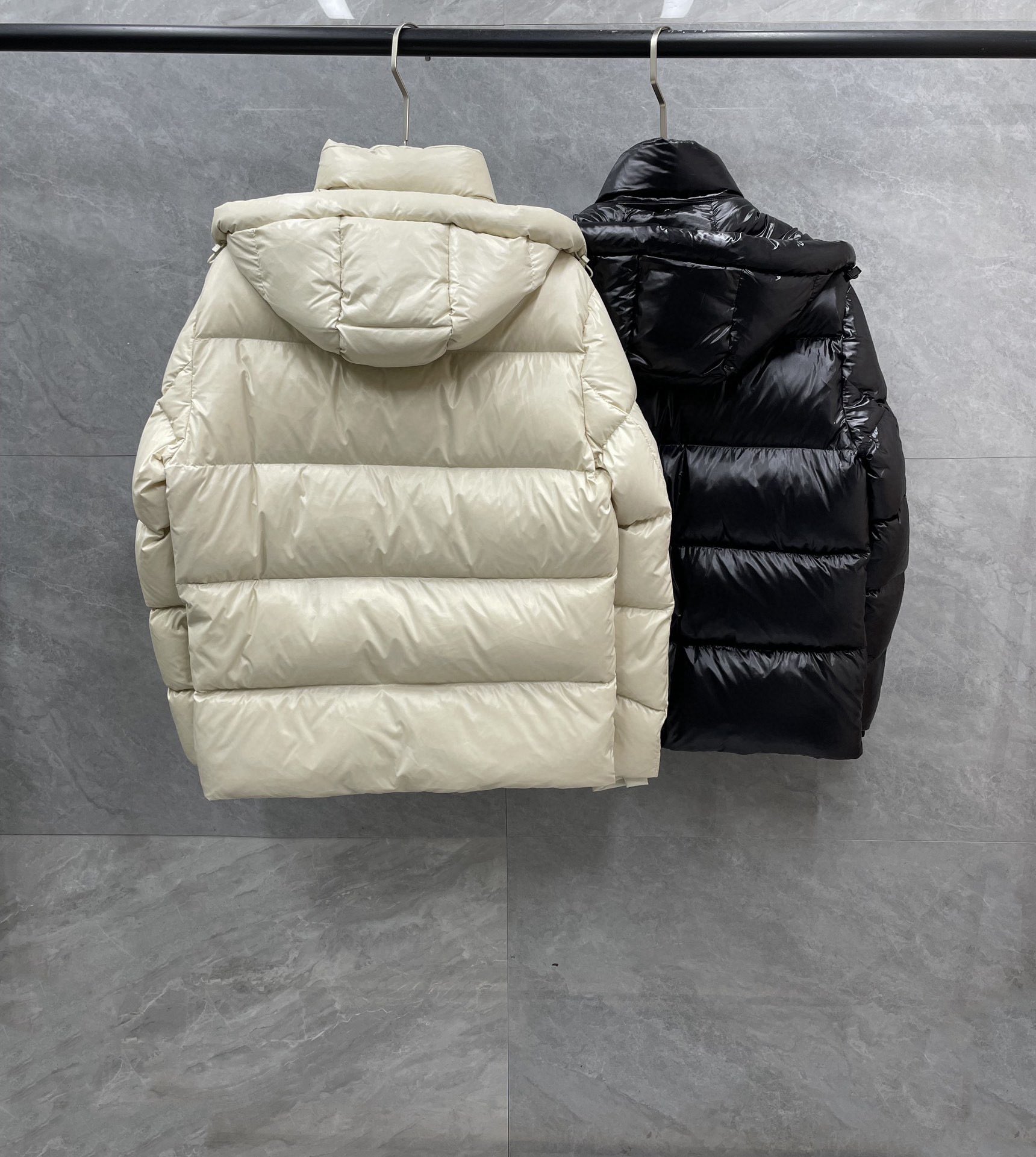 ¡P1360 Burberry High-end ganado recomendado 2024 otoño e invierno de los hombres pura 90 abajo chaqueta! Noble pedigrí, sensación esponjosa, el clima frío, de gama alta de primer nivel prêt-à-porter de ropa, toda la pieza de ropa utilizando el diseño de artesanía pesada mano, la parte interior del esqueleto como un apoyo son todas las tiras de pegamento prensado a mano, revestimiento impermeable, el contorno de la bolsa de perforación al aire libre como el tono de la integración de los elementos de diseño de la moda no es a la funcionalidad orientada a los modelos de desgaste de alta calle llenos de selección importada de alto grado de 90 pato blanco hacia abajo + 10 plumas, de alto peso, de espesor, el calor rápido y efecto calor politérmico es muy buena colección de artesanía tradicional de Zegna, símbolos de pieza y dar a la nueva temporada de la moda y la vitalidad, sino también armoniosa y el valor de la moda. Zegna artesanía tradicional Símbolo pieza y da la nueva temporada de la vitalidad de la moda y el valor estético de la moda también Zhuang y el estilo armonioso de los hombres de élite urbana preferido Tamaño: M-3XL178 140 libras desgaste L Slim máximo puede usar 190 libras-Alta réplica bolsas