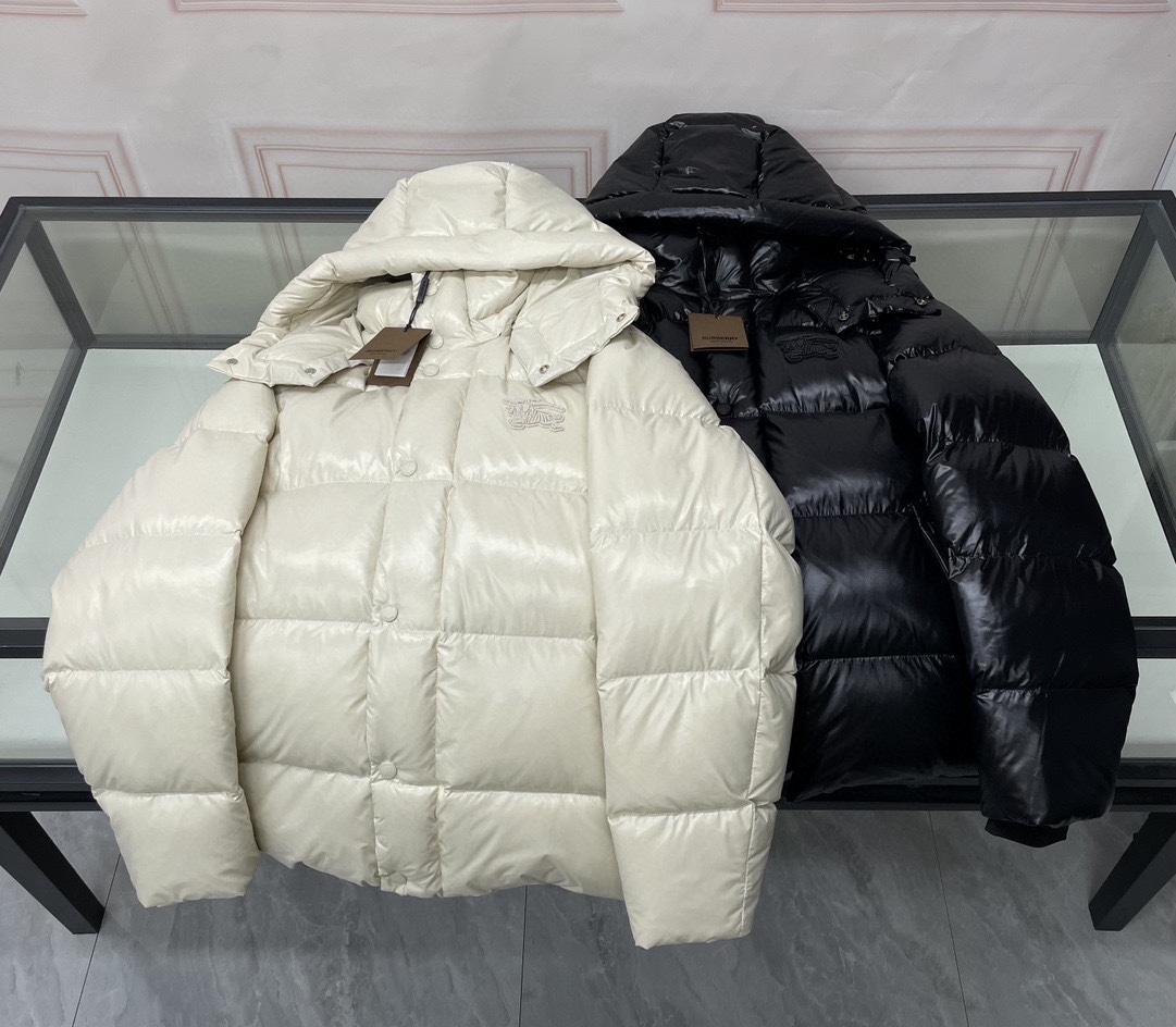 ¡P1360 Burberry High-end ganado recomendado 2024 otoño e invierno de los hombres pura 90 abajo chaqueta! Noble pedigrí, sensación esponjosa, el clima frío, de gama alta de primer nivel prêt-à-porter de ropa, toda la pieza de ropa utilizando el diseño de artesanía pesada mano, la parte interior del esqueleto como un apoyo son todas las tiras de pegamento prensado a mano, revestimiento impermeable, el contorno de la bolsa de perforación al aire libre como el tono de la integración de los elementos de diseño de la moda no es a la funcionalidad orientada a los modelos de desgaste de alta calle llenos de selección importada de alto grado de 90 pato blanco hacia abajo + 10 plumas, de alto peso, de espesor, el calor rápido y efecto calor politérmico es muy buena colección de artesanía tradicional de Zegna, símbolos de pieza y dar a la nueva temporada de la moda y la vitalidad, sino también armoniosa y el valor de la moda. Zegna artesanía tradicional Símbolo pieza y da la nueva temporada de la vitalidad de la moda y el valor estético de la moda también Zhuang y el estilo armonioso de los hombres de élite urbana preferido Tamaño: M-3XL178 140 libras desgaste L Slim máximo puede usar 190 libras-Alta réplica bolsas