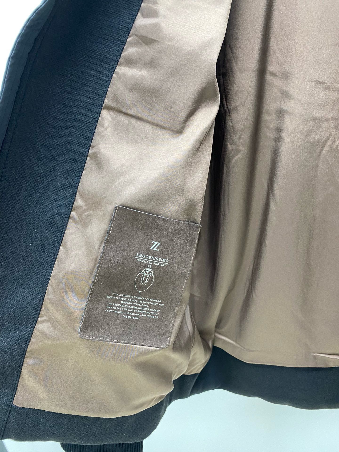 P1420 Zegna Zegna marchandises haut de gamme 2024 automne et hiver veste en duvet d'oie original 1:1 personnalisé quincaillerie accessoires importés original personnalisé Bienvenue au comptoir comparaison haute qualité absolue utilisant top 90 blanc duvet d'oie ultra-doux Remplissage de plumes duveteux plein tissu super lourd exécution bar 👍 version de la parfaite Note ⚠ tissu ultra-confortable Modèles exclusifs marchandises non commercialisées.Couleur : Noir BleuHommes et femmes même taille : M L XL 2XL 3XL usure maximale 190 kg