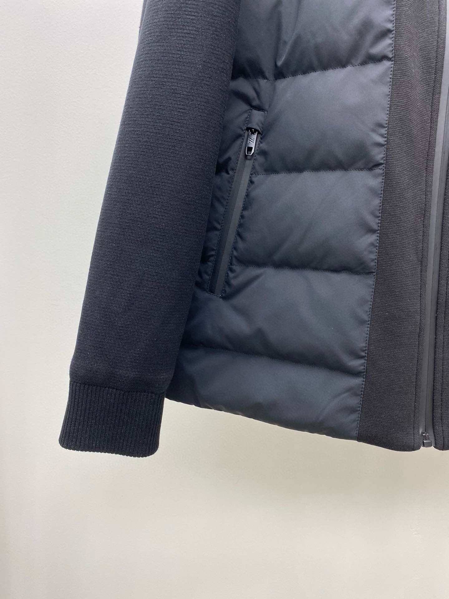 P1420 Zegna Zegna marchandises haut de gamme 2024 automne et hiver veste en duvet d'oie original 1:1 personnalisé quincaillerie accessoires importés original personnalisé Bienvenue au comptoir comparaison haute qualité absolue utilisant top 90 blanc duvet d'oie ultra-doux Remplissage de plumes duveteux plein tissu super lourd exécution bar 👍 version de la parfaite Note ⚠ tissu ultra-confortable Modèles exclusifs marchandises non commercialisées.Couleur : Noir BleuHommes et femmes même taille : M L XL 2XL 3XL usure maximale 190 kg