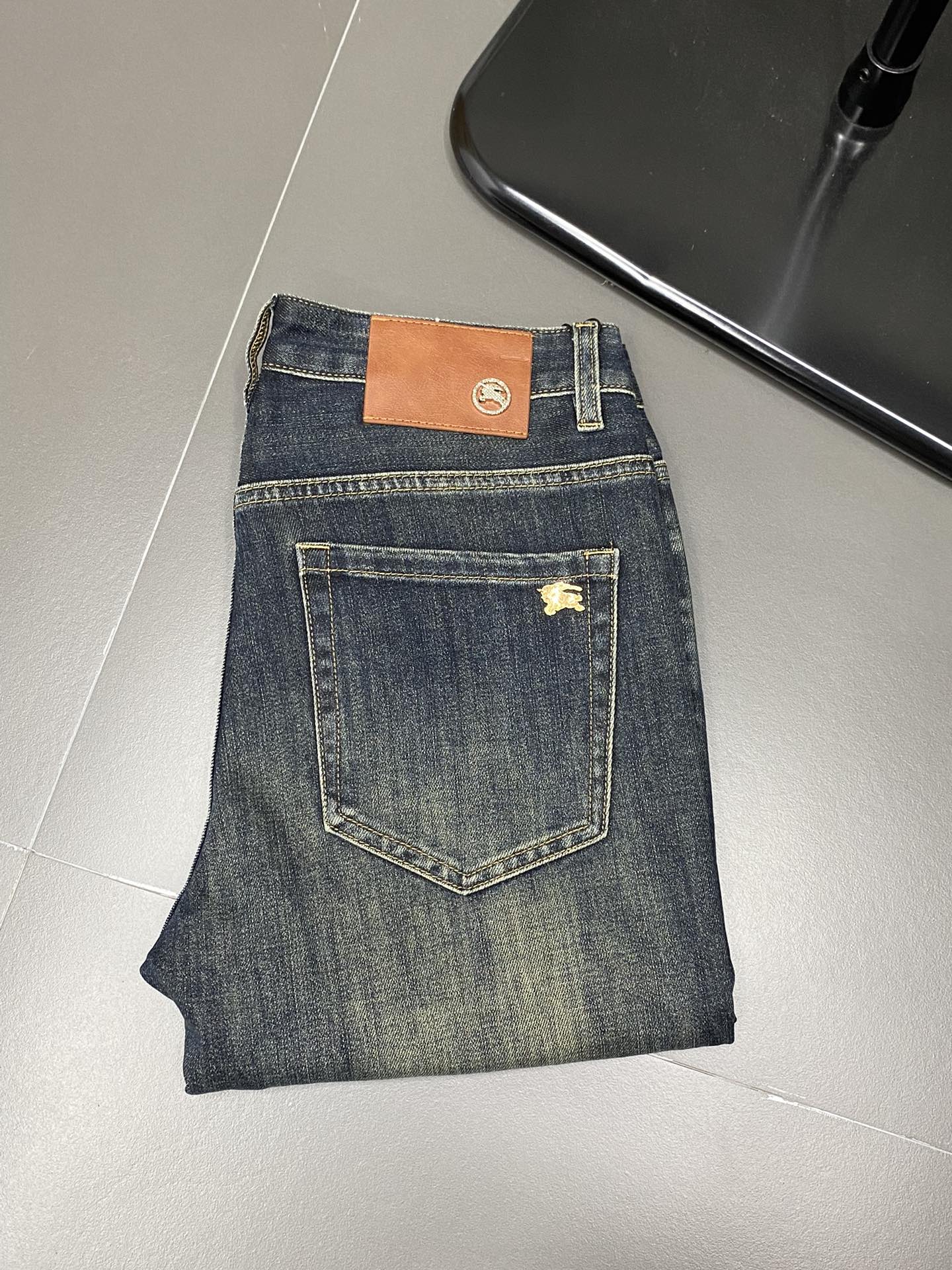 P560 Burberry Burberry 💥 Exclusif exclusif nouveau jeans décontracté Version haut de gamme ! Contre personnalisé tissu Respirant confort haut détails impeccables éléments de marque design concept reflète haute qualité sensation délicate et douce ! La coupe décontractée présentée sur la forme du corps est superbe ! Taille:28-38