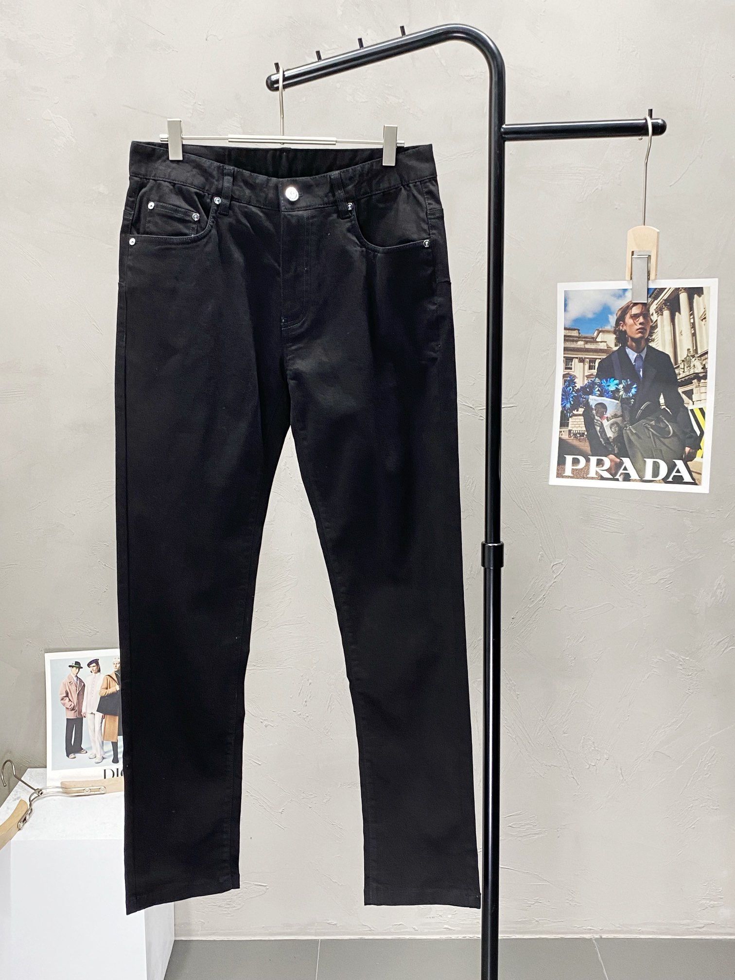 P600 Dior Dior 💥 Exclusive exclusive new jeans 👖 High-end version! Counter customized fabric Breathable comfort high impeccable details brand elements design concept reflects high quality feel delicate and soft! Presenting casual tailoring on the body shape is superb! Size: 29-38