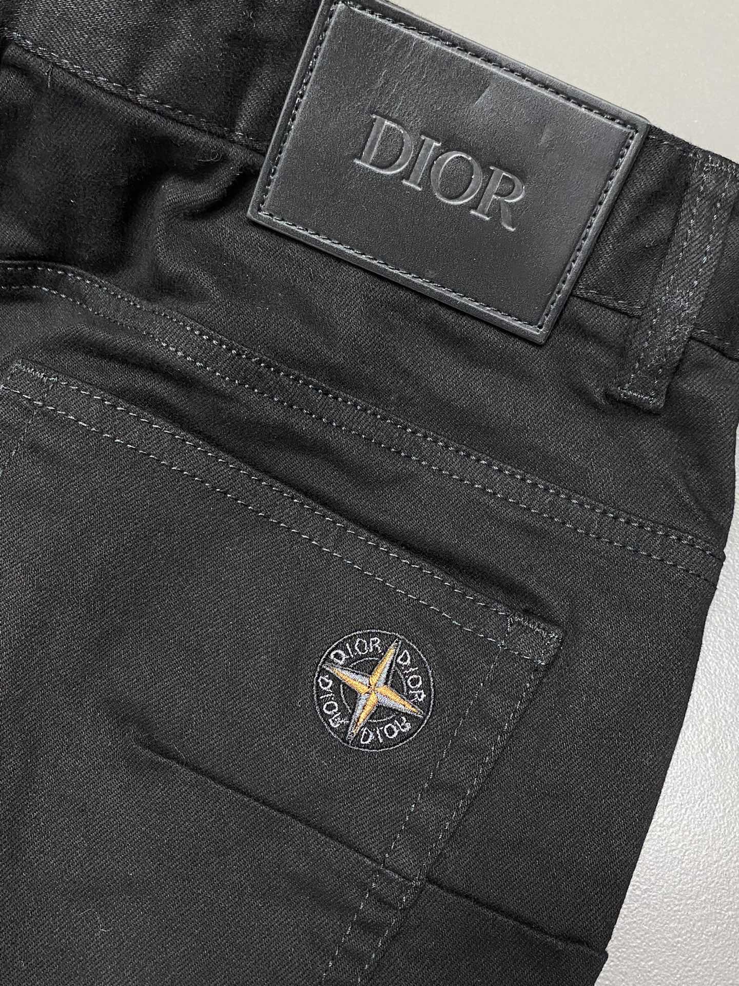 P600 Dior Dior 💥 Exclusive exclusive new jeans 👖 High-end version! Counter customized fabric Breathable comfort high impeccable details brand elements design concept reflects high quality feel delicate and soft! Presenting casual tailoring on the body shape is superb! Size: 29-38