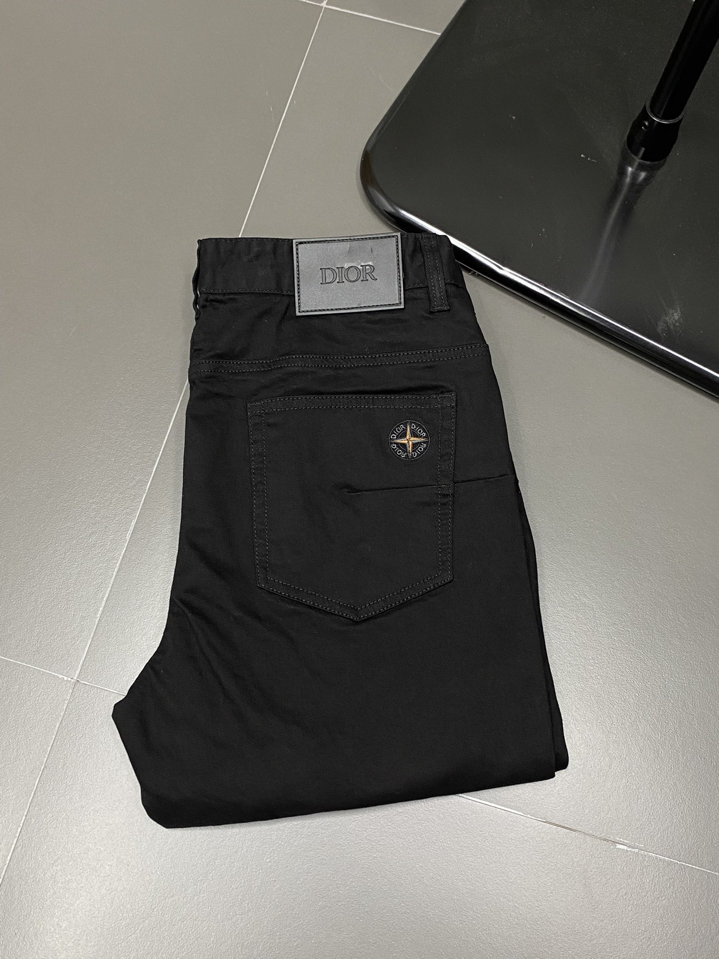 P600 Dior Dior 💥 Exclusive exclusive new jeans 👖 High-end version! Counter customized fabric Breathable comfort high impeccable details brand elements design concept reflects high quality feel delicate and soft! Presenting casual tailoring on the body shape is superb! Size: 29-38