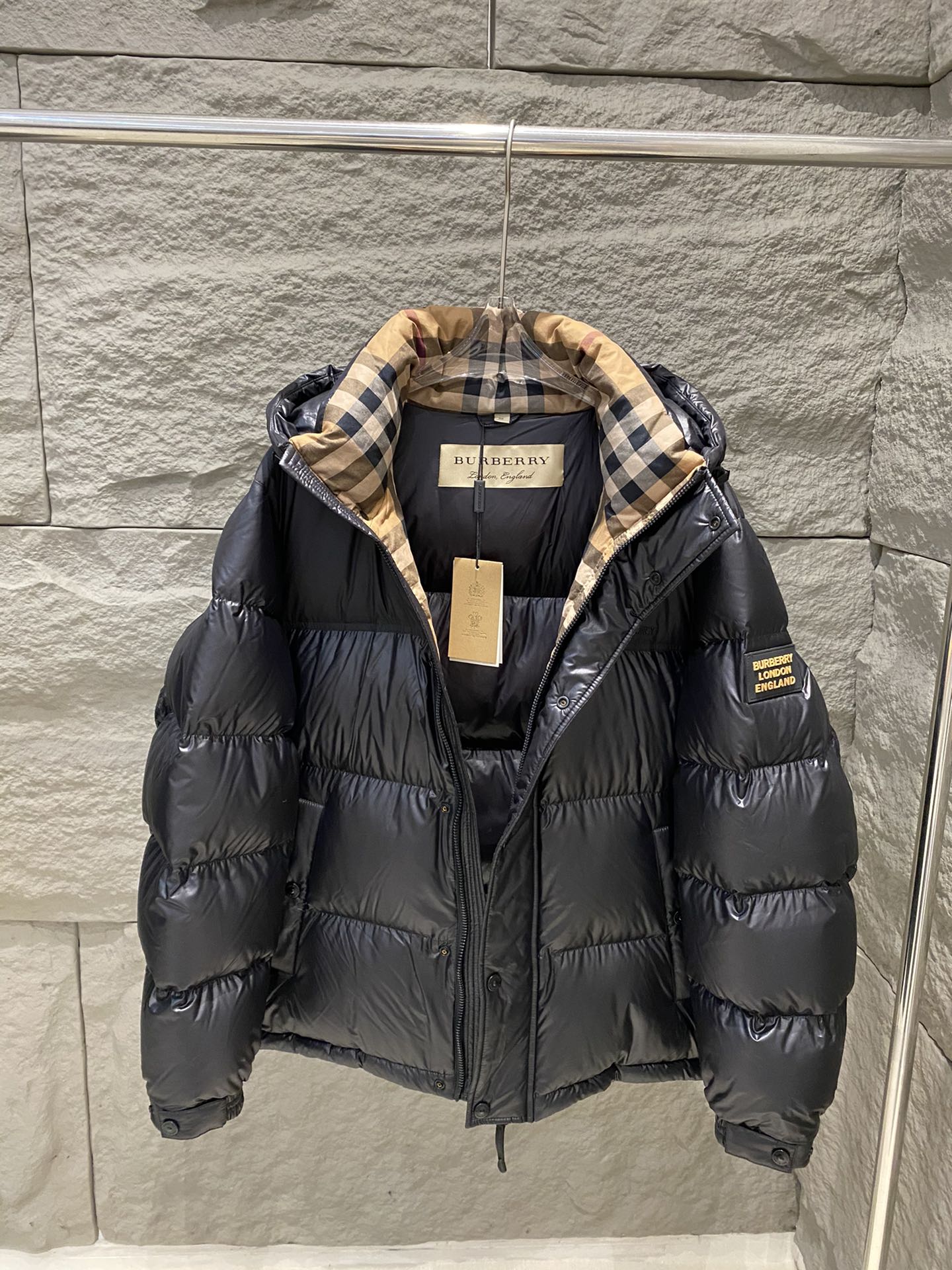 图片[6]-p1500 Burberry新款连帽羽绒服
灵感源自于1990年代英伦文化袖子上品牌撞色胶章皮标装饰内里领口和门襟为博柏利经典格纹辨识度极高进口面料 内填白鹅绒蓬松度肉眼可见轻盈不压身 满满的温暖感包裹着全套1:1五金辅料质感拉满！黑色百搭 咖色令人眼前一亮！男女同款
颜色：黑色/咖色
尺码：M-3XL-高仿包包