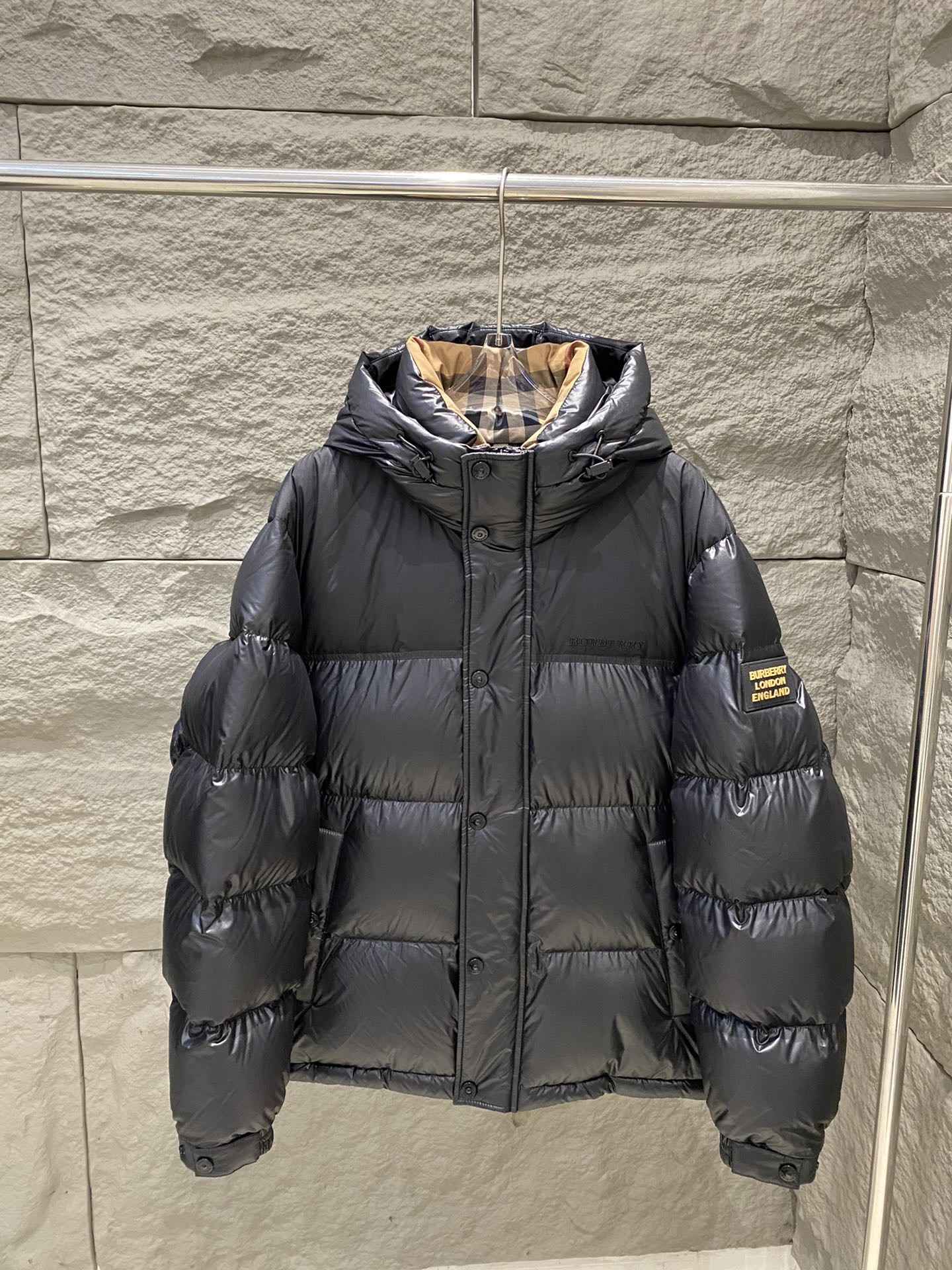 图片[5]-p1500 Burberry新款连帽羽绒服
灵感源自于1990年代英伦文化袖子上品牌撞色胶章皮标装饰内里领口和门襟为博柏利经典格纹辨识度极高进口面料 内填白鹅绒蓬松度肉眼可见轻盈不压身 满满的温暖感包裹着全套1:1五金辅料质感拉满！黑色百搭 咖色令人眼前一亮！男女同款
颜色：黑色/咖色
尺码：M-3XL-高仿包包