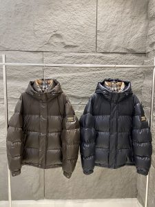 p1500 Burberry New Veste en duvet à capucheInspiré par la culture britannique des années 1990 Marqué sur les manches choc de couleurs insigne de gomme décoration de l'étiquette en cuir Intérieur du col et de la patte de boutonnage pour Burberry plaid classique reconnaissable haute tissus importés Rempli de duvet d'oie blanc pelucheux visible à l'œil nu léger et pas oppressant Plein de chaleur enveloppé dans un ensemble complet d'accessoires 1:1 texture tirez plein ! Le noir est polyvalent, et la couleur brune est un véritable plaisir pour les yeux ! Modèles homme et femmeCouleur : noir/curryTaille : M-3XL