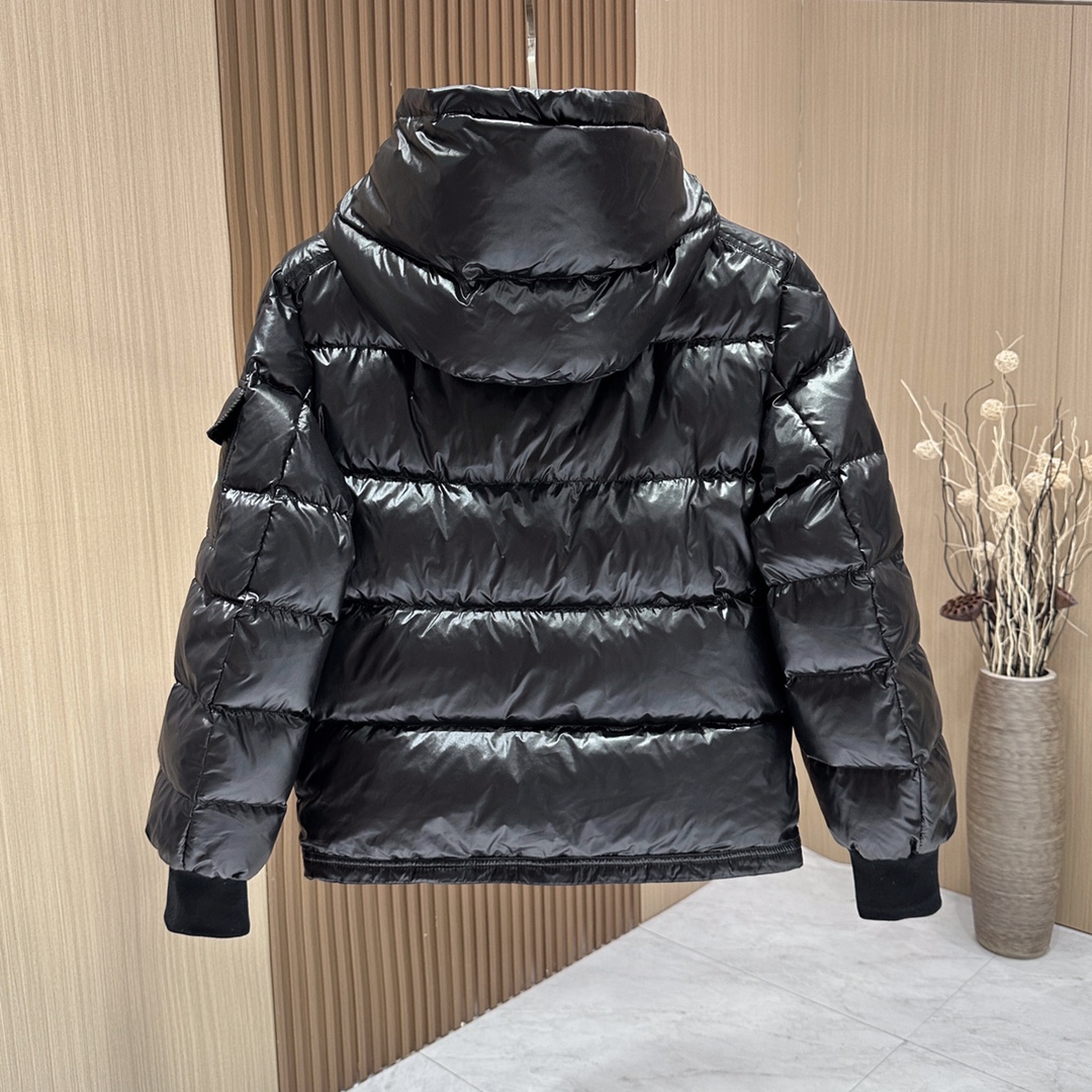 Image [2]-P1260 MONCLER Moncler Moncler 2024ss new Maljsset cuffs threaded men's down jacket! High quality domestic 90 duck down down volume is very thick hat 🎩 detachable sleeves with classic logo webbing logo original hardware accessories gray lining color full and attractive details to do impeccable fluffiness very high cold-resistant must-have models! Three labels are complete! Small detail: remember to pat the down first to immediately shape and fluff! 🔴 yardage: 1-2-3-4-5🔴 color: black-red-beige-high-fashion bags