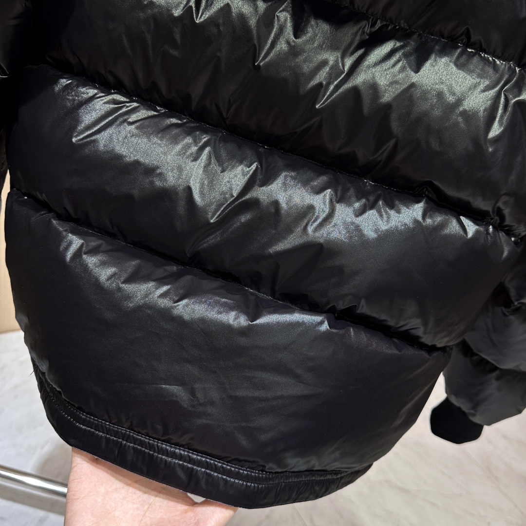 Image [9]-P1260 MONCLER Moncler Moncler 2024ss new Maljsset cuffs threaded men's down jacket! High quality domestic 90 duck down down volume is very thick hat 🎩 detachable sleeves with classic logo webbing logo original hardware accessories gray lining color full and attractive details to do impeccable fluffiness extremely high cold-resistant must-have models! Three labels are complete! Small detail: remember to pat the down first to immediately shape and fluff! 🔴 yardage: 1-2-3-4-5🔴 color: black-red-beige-high-fashion bags