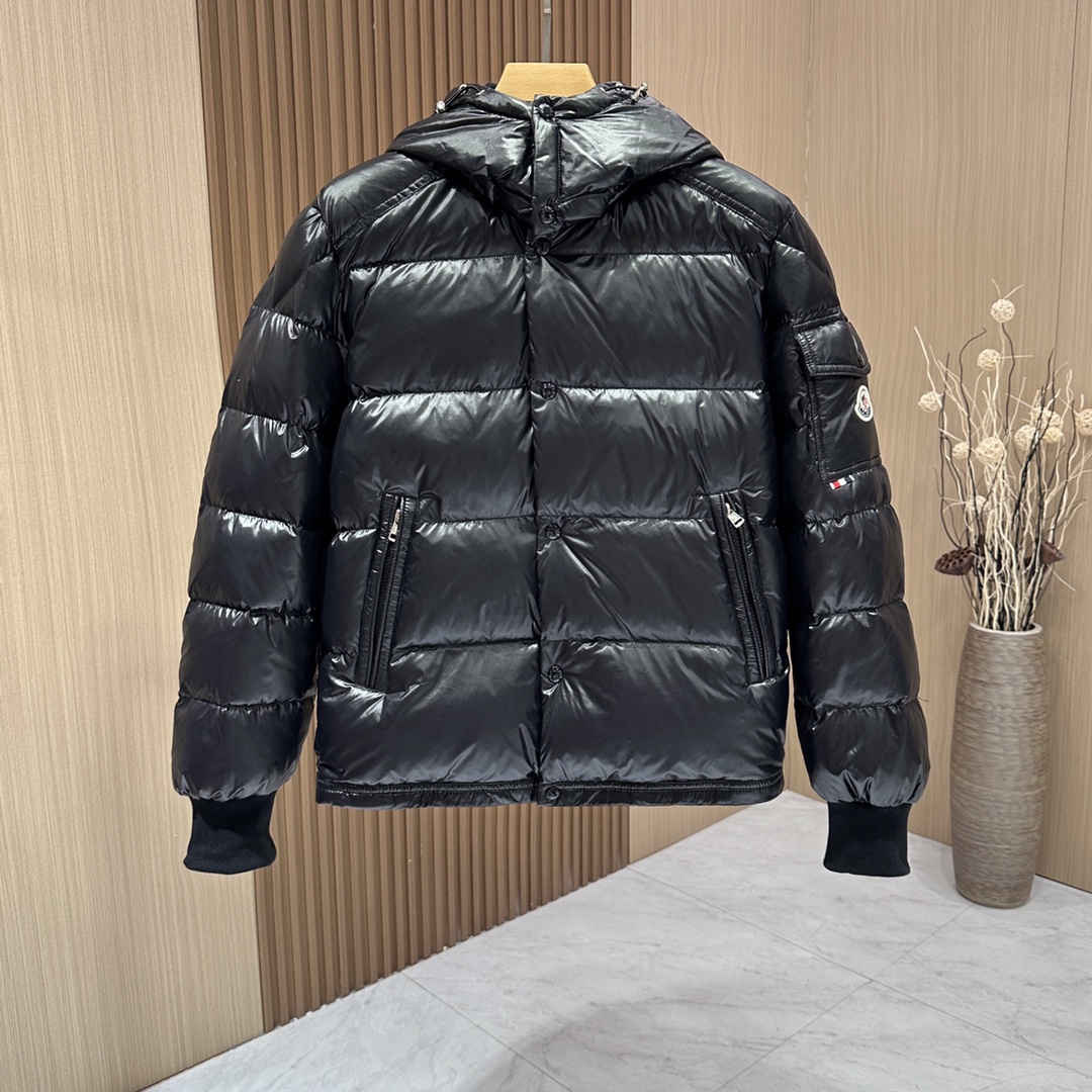 P1260 MONCLER Moncler Moncler 2024ss new Maljsset cuffs threaded men's down jacket! High quality domestic 90 duck down down volume is very thick cap 🎩 removable sleeves with classic logo webbing logo original hardware accessories gray lining color full and attractive details to do impeccable fluffiness very high cold-resistant must-have models! Three labels are complete! Small detail: remember to pat the down first to immediately shape and fluff!🔴 yardage: 1-2-3-4-5🔴 color: black - red - beige