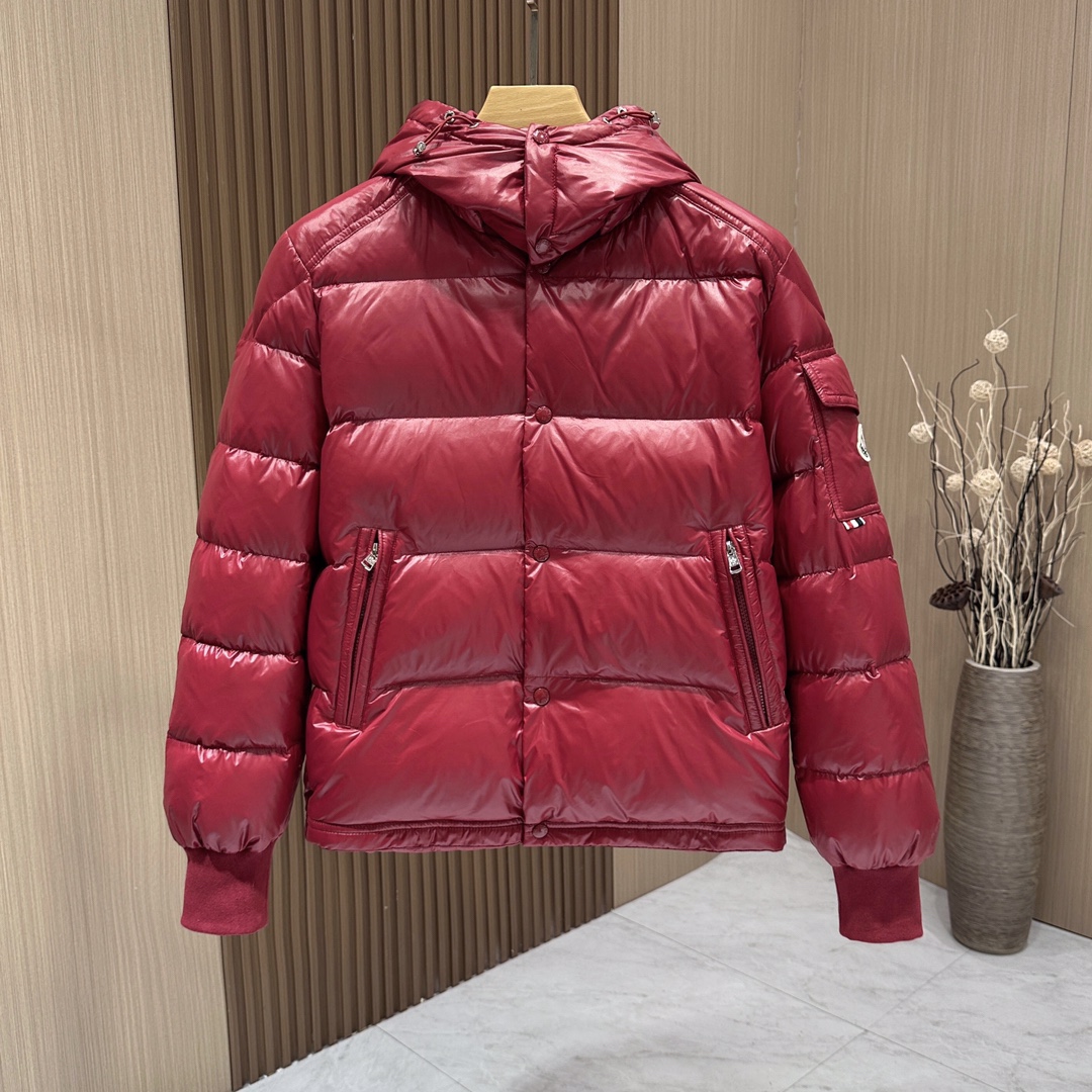 P1260  MONCLER  蒙口2024ss新款Maljsset袖口螺纹男士羽绒服！优质国标90鸭绒绒量非常厚实帽子🎩可拆卸袖子带经典logo织带标志原版五金辅料灰色内里色泽饱满诱人细节做到无可挑剔蓬松度极高耐寒必备款！三标齐全！小细节：记得先拍打羽绒立马塑型蓬松！
🔴码数：1-2-3-4-5
🔴颜色：黑色-红色-米白色-高仿包包