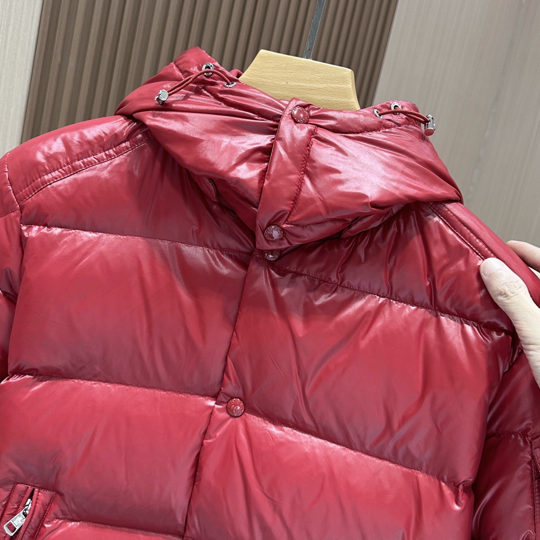 图片[3]-P1260  MONCLER  蒙口2024ss新款Maljsset袖口螺纹男士羽绒服！优质国标90鸭绒绒量非常厚实帽子🎩可拆卸袖子带经典logo织带标志原版五金辅料灰色内里色泽饱满诱人细节做到无可挑剔蓬松度极高耐寒必备款！三标齐全！小细节：记得先拍打羽绒立马塑型蓬松！
🔴码数：1-2-3-4-5
🔴颜色：黑色-红色-米白色-高仿包包