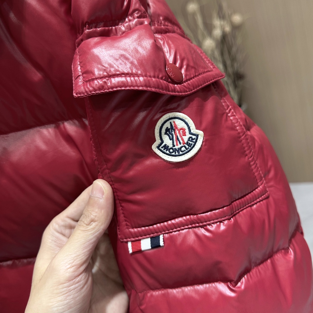 图片[6]-P1260  MONCLER  蒙口2024ss新款Maljsset袖口螺纹男士羽绒服！优质国标90鸭绒绒量非常厚实帽子🎩可拆卸袖子带经典logo织带标志原版五金辅料灰色内里色泽饱满诱人细节做到无可挑剔蓬松度极高耐寒必备款！三标齐全！小细节：记得先拍打羽绒立马塑型蓬松！
🔴码数：1-2-3-4-5
🔴颜色：黑色-红色-米白色-高仿包包