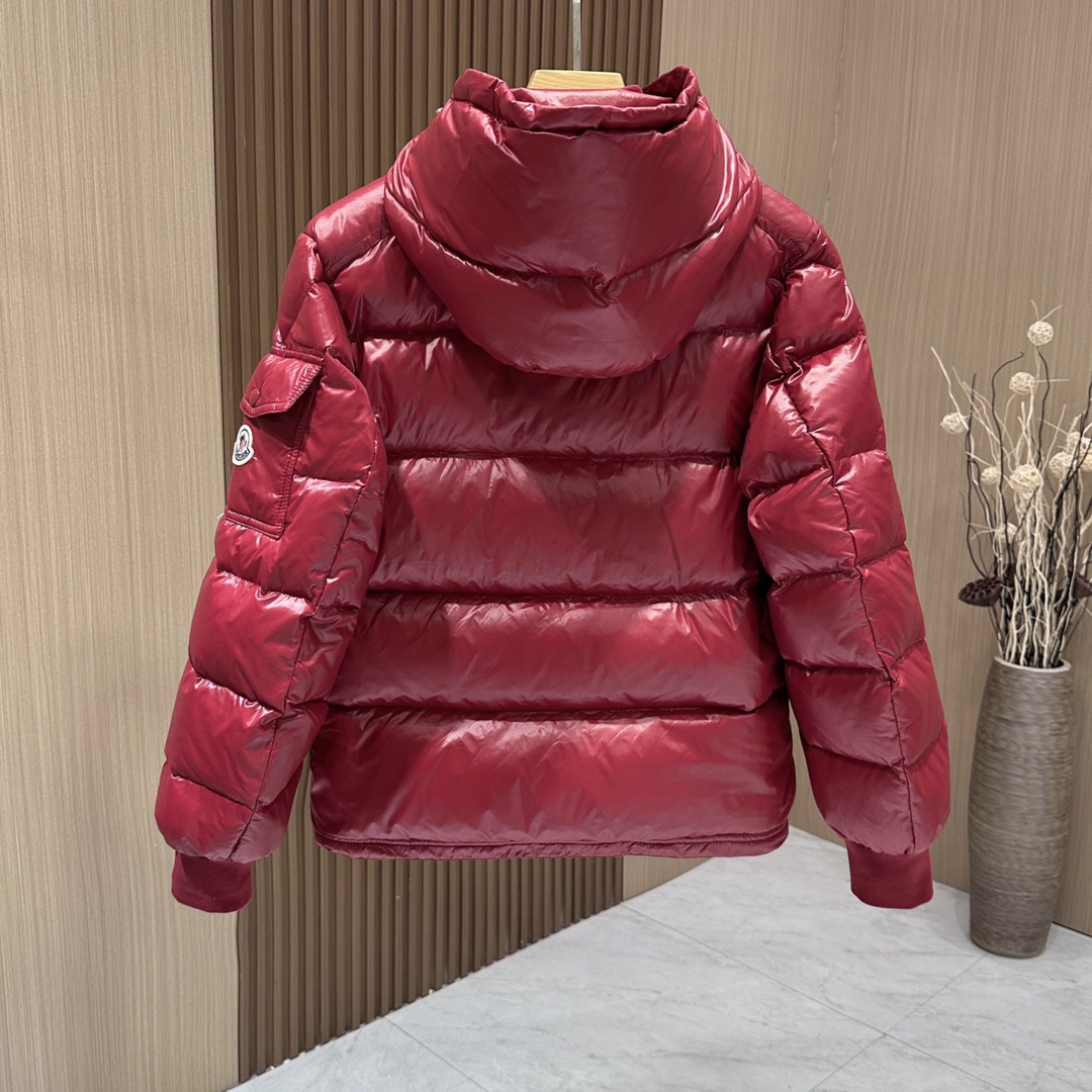 图片[2]-P1260  MONCLER  蒙口2024ss新款Maljsset袖口螺纹男士羽绒服！优质国标90鸭绒绒量非常厚实帽子🎩可拆卸袖子带经典logo织带标志原版五金辅料灰色内里色泽饱满诱人细节做到无可挑剔蓬松度极高耐寒必备款！三标齐全！小细节：记得先拍打羽绒立马塑型蓬松！
🔴码数：1-2-3-4-5
🔴颜色：黑色-红色-米白色-高仿包包