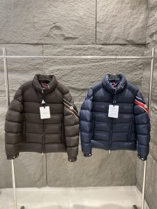 Image[1]-p1180 Moncler Automne/Hiver 24 Doudoune SolayanLa doudoune Solayan est confectionnée en tissu micro chic dans une forme carrée robuste conçue pour mettre en valeur l'esprit sportif de Moncler.Cette doudoune courte est décorée de rayures tricolores sur les manches pour une interprétation saisonnière du logo de la marqueCouleurs : Curry/NavyTaille : 1/3/4/5-Profil : 1/3/4/5-Profil : 2/3/4/5-Profil : 2/3/4/5-Profil : 2/3/4/5-Profil : 1/3/4/5-Produits : 1/100 2/3/4/5-haute imitation usine