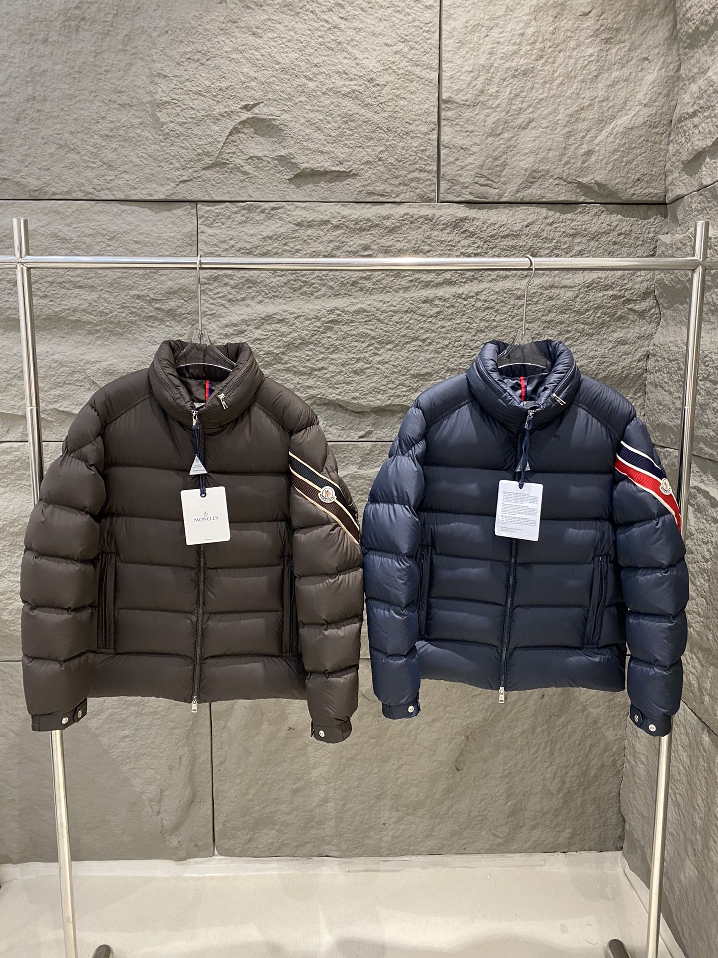 p1180 Moncler24秋冬Solayan羽绒服外套
Solayan羽绒夹克采用micro chic面料制成硬朗方形造型设计彰显moncler的运动精神这款短款羽绒服的衣袖上饰有三色条纹以季节风格演绎品牌标志配有隐藏式兜帽
颜色：咖色/藏青
尺码：1/2/3/4/5-高仿包包