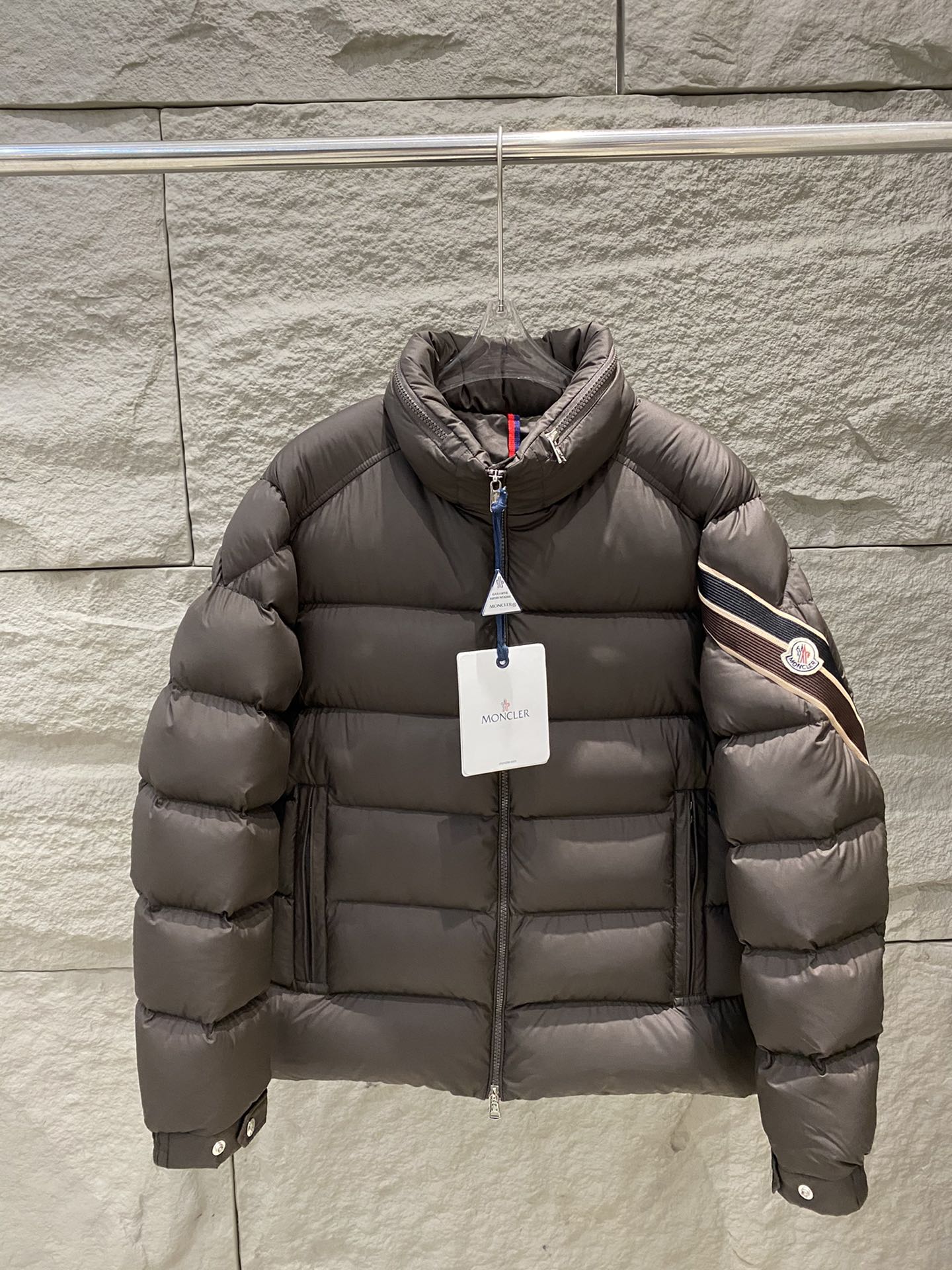 图片[5]-p1180 Moncler24秋冬Solayan羽绒服外套
Solayan羽绒夹克采用micro chic面料制成硬朗方形造型设计彰显moncler的运动精神这款短款羽绒服的衣袖上饰有三色条纹以季节风格演绎品牌标志配有隐藏式兜帽
颜色：咖色/藏青
尺码：1/2/3/4/5-高仿包包