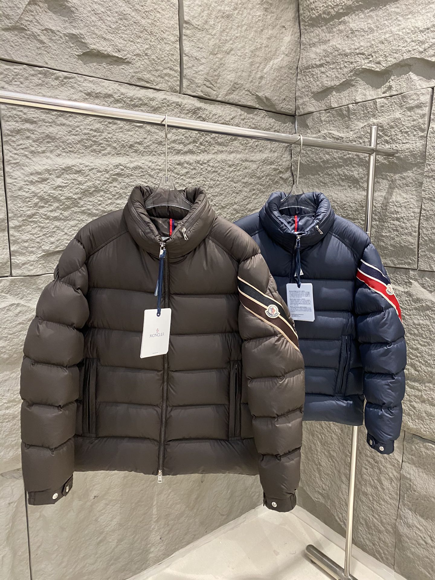 p1180 Moncler24 fall and winter Solayan down jacket Solayan down jacket is made of micro chic fabric tough square shape design highlights moncler's spirit of sports this short down jacket sleeves decorated with tricolor stripes in seasonal style interpretation of the brand's logo with a hidden hood color: curry / navy size: 1/2/3/4/... 5-High imitation factory