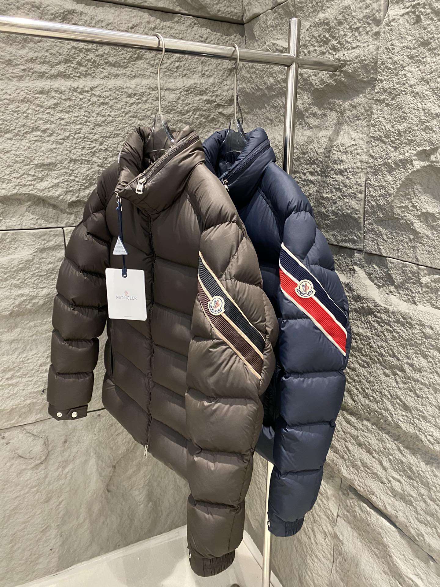 p1180 Moncler24 fall and winter Solayan down jacket Solayan down jacket is made of micro chic fabric tough square shape design highlights moncler's spirit of sports this short down jacket sleeves decorated with tricolor stripes in seasonal style interpretation of the brand's logo with a hidden hood color: curry / navy size: 1/2/3/4/... 5-High imitation factory