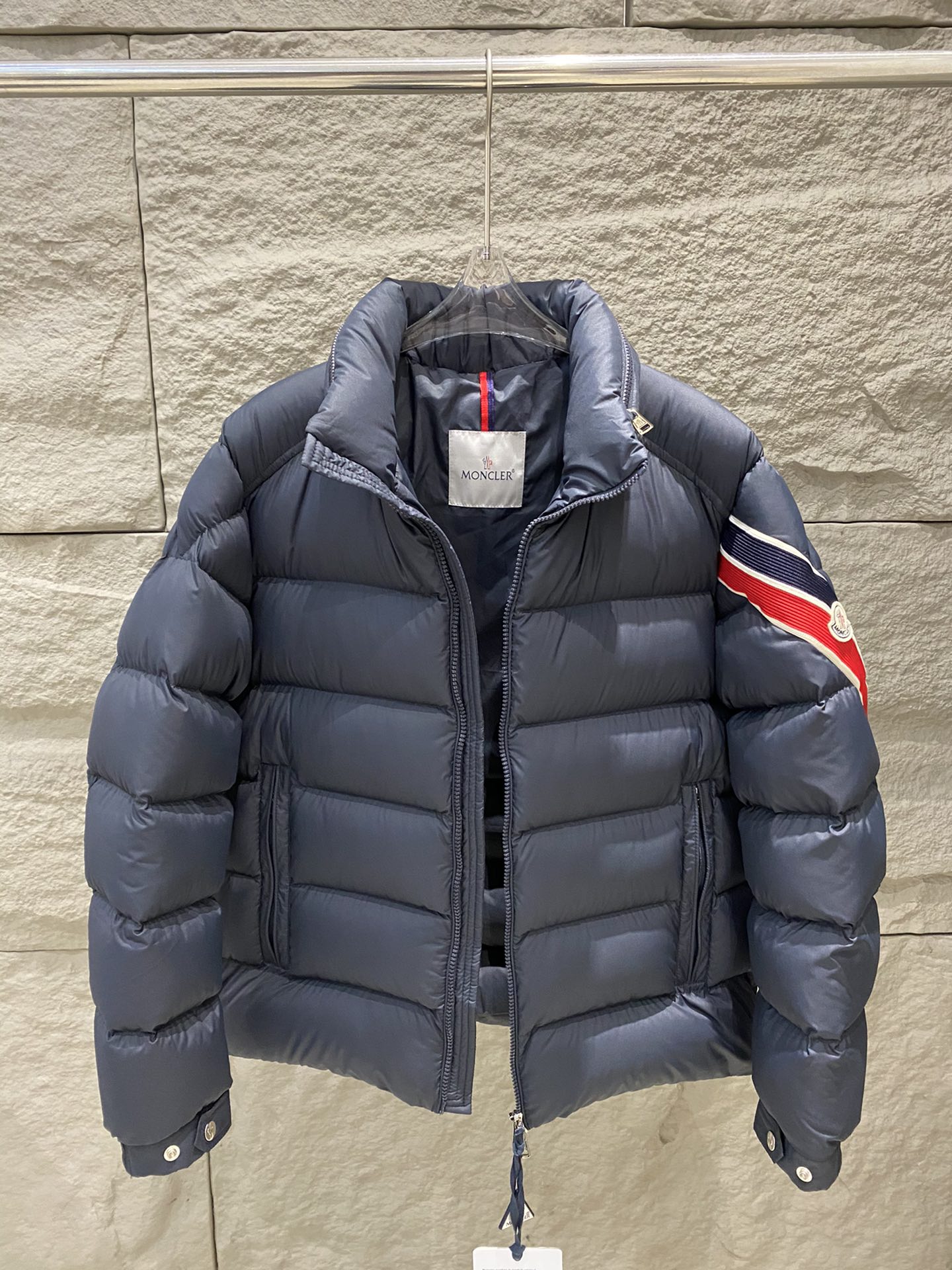 p1180 Moncler24 fall and winter Solayan down jacket Solayan down jacket is made of micro chic fabric tough square shape design highlights moncler's spirit of sports this short down jacket sleeves decorated with tricolor stripes in seasonal style interpretation of the brand's logo with a hidden hood color: curry / navy size: 1/2/3/4/... 5-High imitation factory