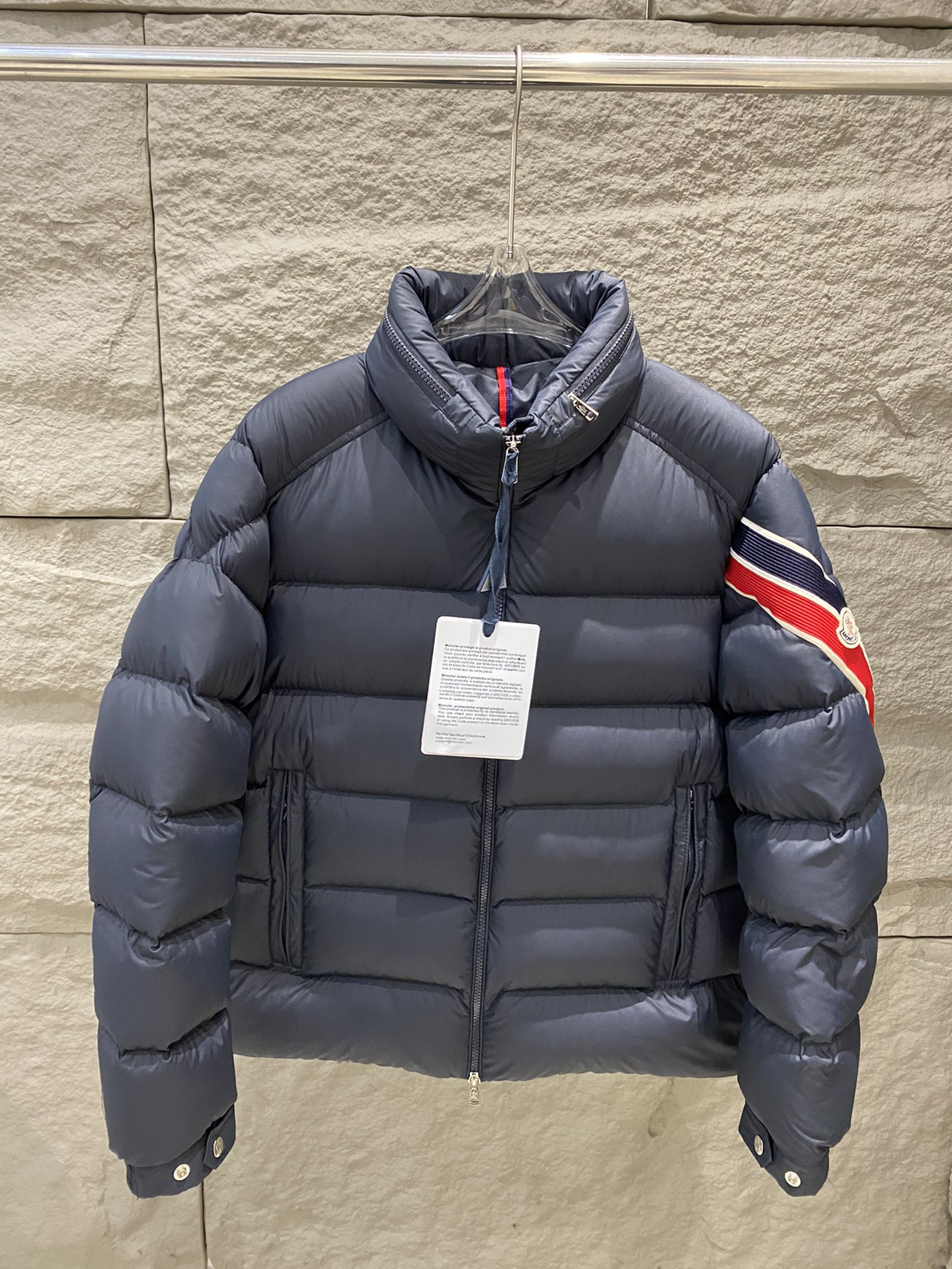 p1180 Moncler24 fall and winter Solayan down jacket Solayan down jacket is made of micro chic fabric tough square shape design highlights moncler's spirit of sports this short down jacket sleeves decorated with tricolor stripes in seasonal style interpretation of the brand's logo with a hidden hood color: curry / navy size: 1/2/3/4/... 5-High imitation factory