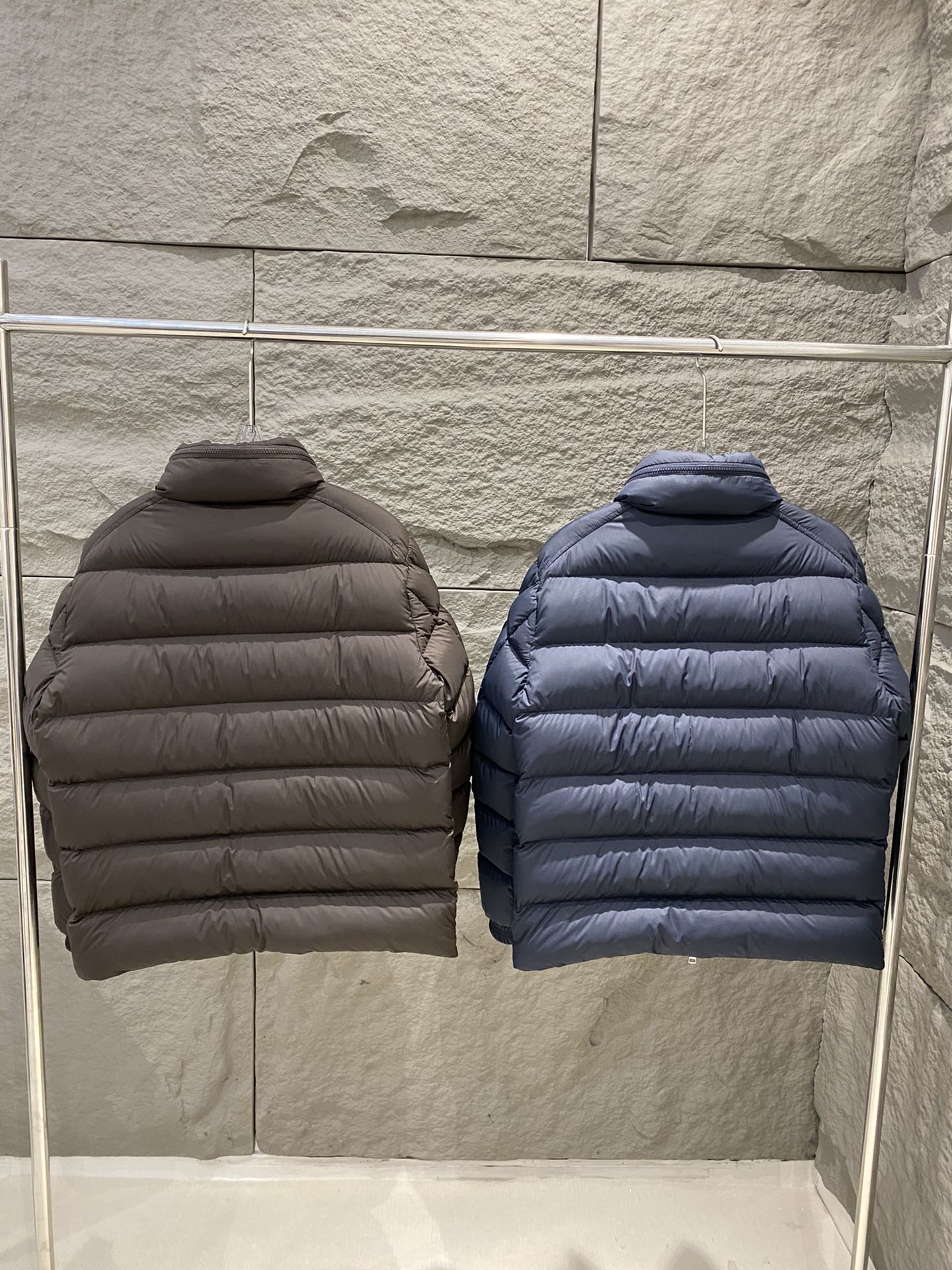 p1180 Moncler24 fall and winter Solayan down jacket Solayan down jacket is made of micro chic fabric tough square shape design highlights moncler's spirit of sports this short down jacket sleeves decorated with tricolor stripes in seasonal style interpretation of the brand's logo with a hidden hood color: curry / navy size: 1/2/3/4/... 5-High imitation factory