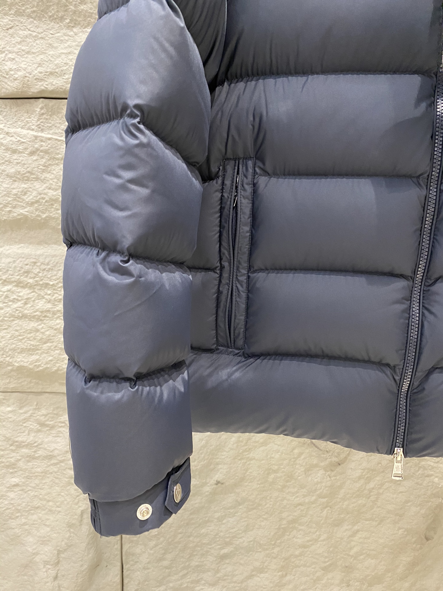 Imagem[9]-p1180 Moncler outono/inverno 24 Solayan Down JacketO Solayan down jacket é confeccionado em tecido micro chique numa forma quadrada resistente, concebida para mostrar o espírito desportivo da Moncler.Este casaco curto é decorado com riscas tricolores nas mangas para interpretar o logótipo da marca num estilo sazonalCores: Caril/MarinhoTamanho: 1/3/4/5-Produtos: 1/3/4/5-Produtos: 2/3/4/5-Sacos falsos de alta qualidade 2/3/4/5-Sacos de réplica de alta